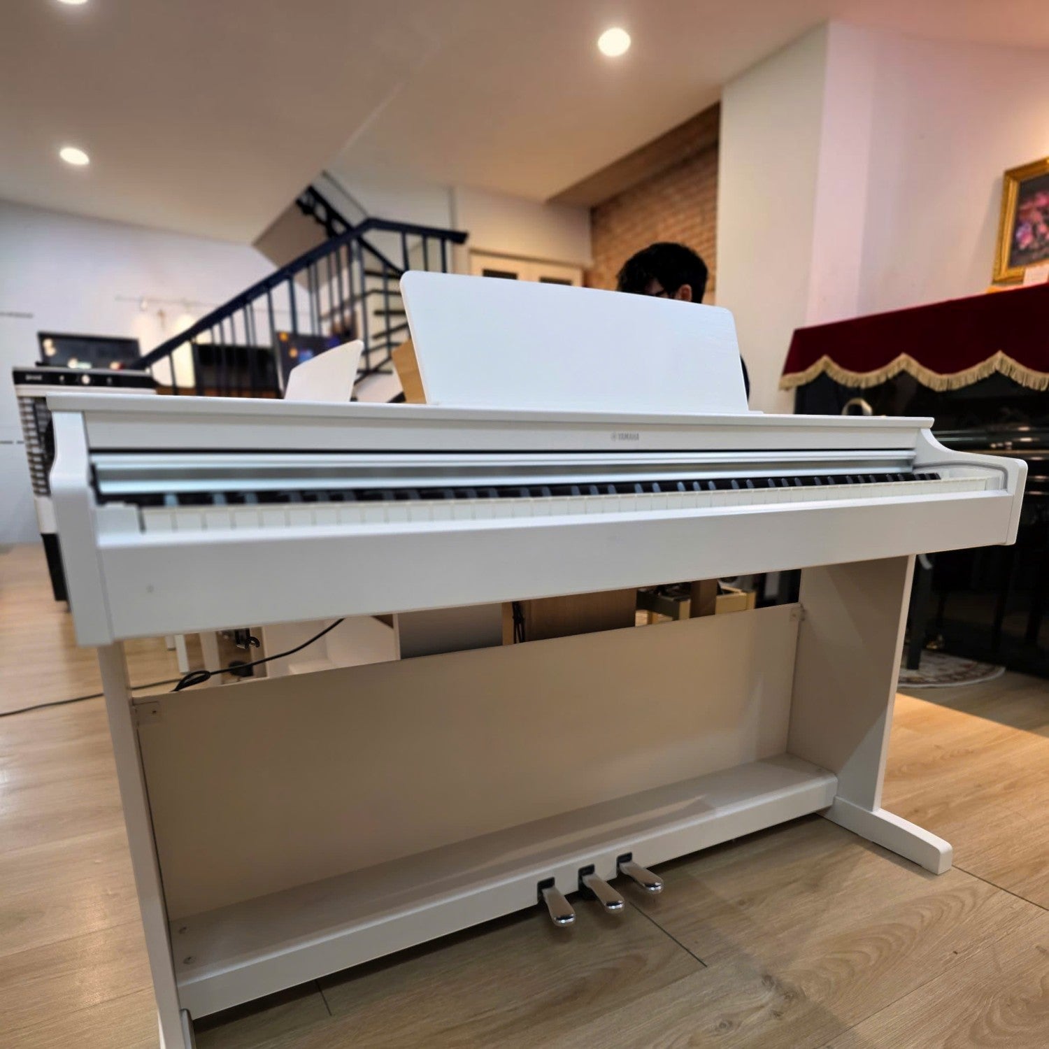 Đàn piano điện Yamaha YDP-163 màu trắng tại showroom TÂN NHẠC CỤ với thiết kế dáng tủ hiện đại và bàn phím GH3