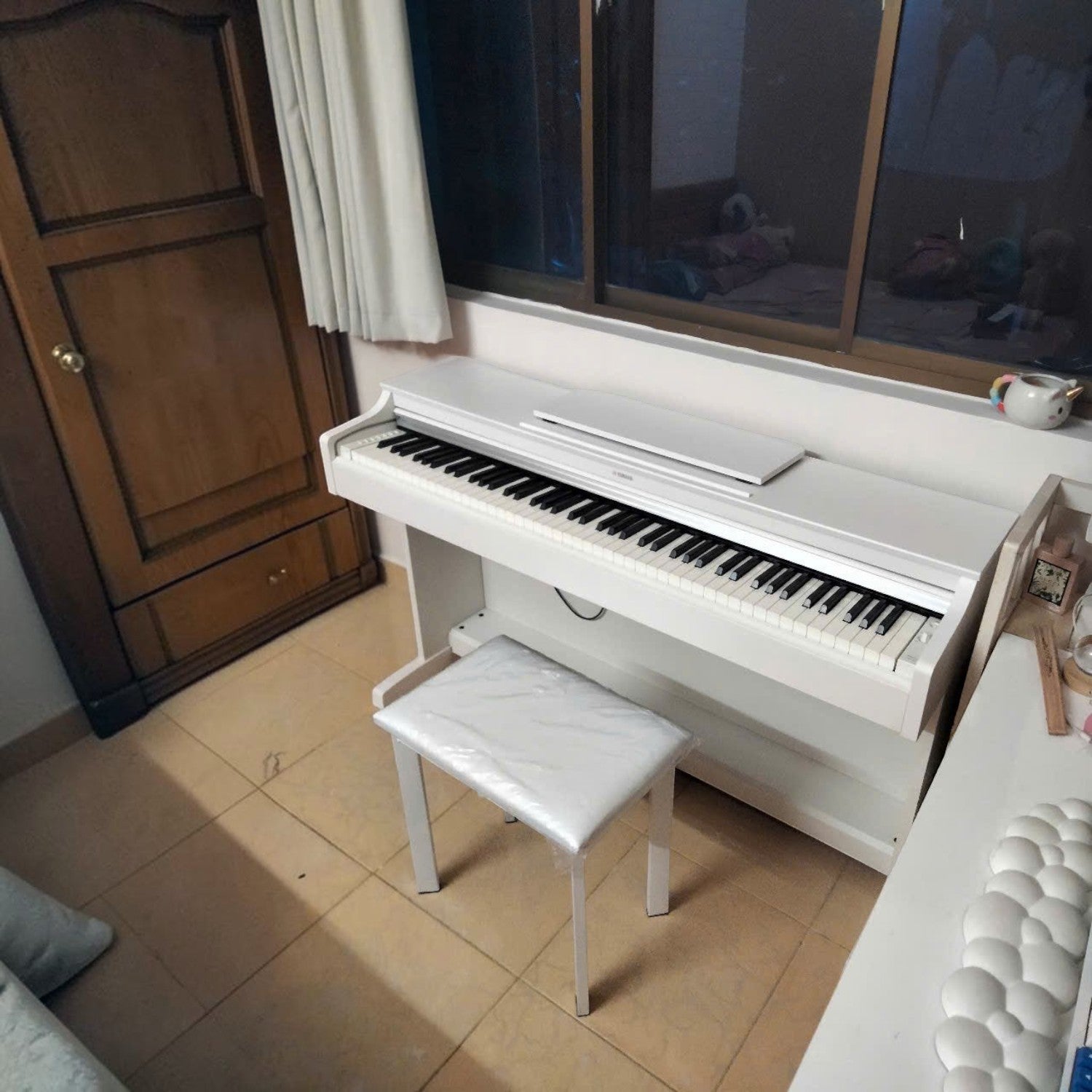 Đàn piano điện Yamaha YDP-163 màu trắng dáng tủ tại showroom TÂN NHẠC CỤ, kèm ghế đàn đồng bộ