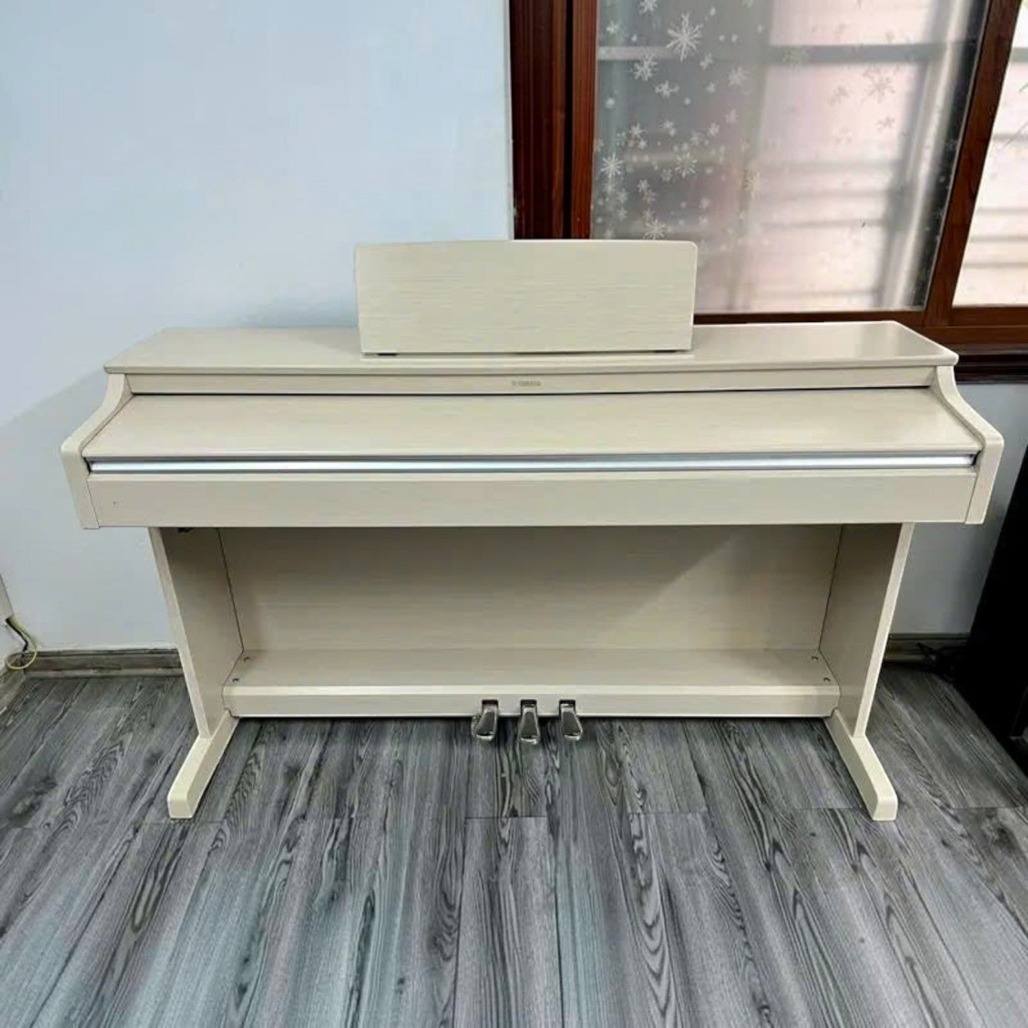 Đàn piano điện Yamaha YDP-163 màu trắng kem dáng tủ tại TÂN NHẠC CỤ, thiết kế sang trọng với bàn phím GH3.