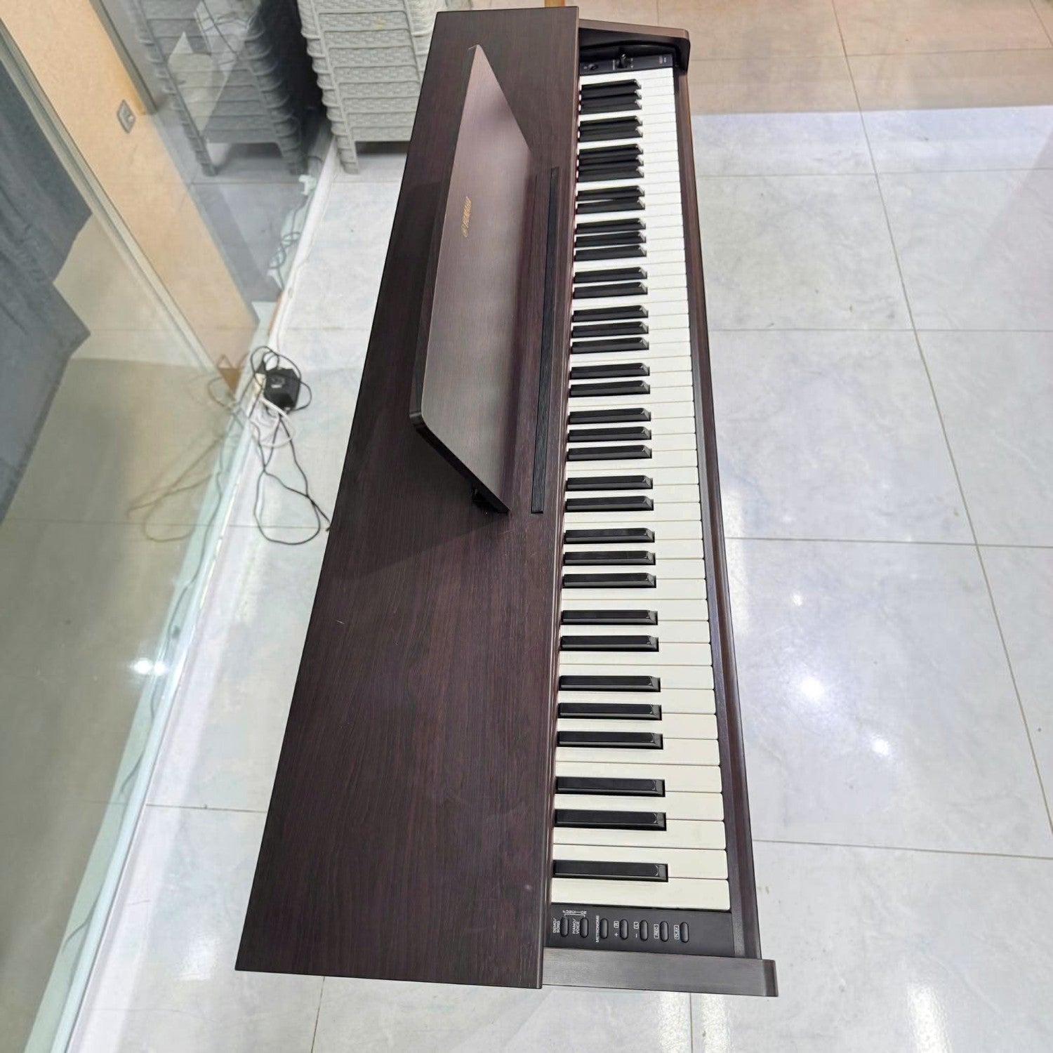 Đàn piano điện Yamaha YDP-163 màu gỗ nâu tại TÂN NHẠC CỤ, thiết kế dáng tủ với bàn phím GH3 và giá để nhạc