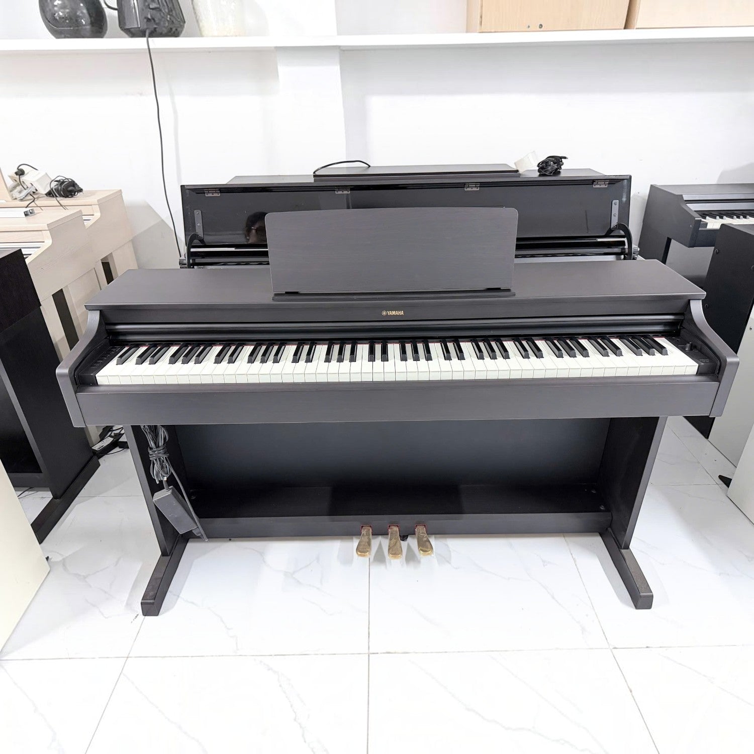 Đàn piano điện Yamaha YDP-163 màu đen dáng tủ tại showroom TÂN NHẠC CỤ, bàn phím GH3 ba cảm biến chất lượng cao.