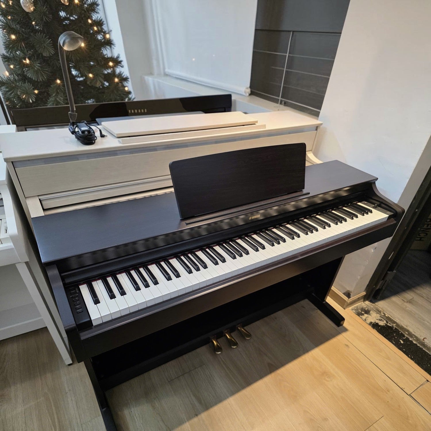 Đàn piano điện Yamaha YDP-163 màu đen dáng tủ tại showroom TÂN NHẠC CỤ với bàn phím GH3 và giá để nhạc