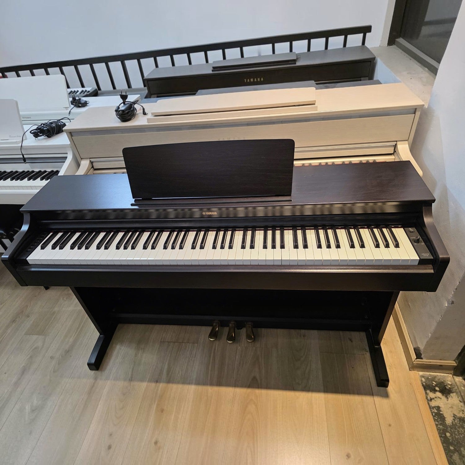 Đàn piano điện Yamaha YDP-163 màu đen dáng tủ tại showroom TÂN NHẠC CỤ với bàn phím GH3 và mặt phím ngà nhân tạo.