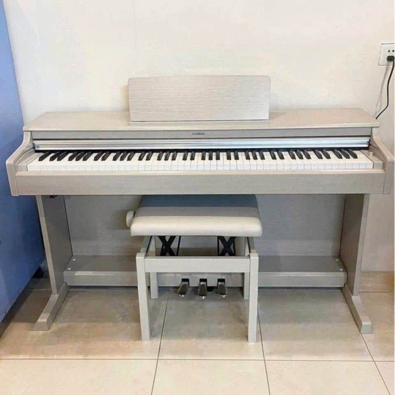 Đàn piano điện Yamaha YDP-163 màu gỗ sáng tại Tân Nhạc Cụ, thiết kế dáng tủ sang trọng với bàn phím GH3