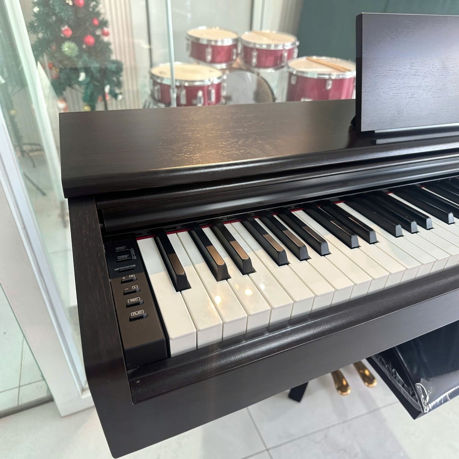 Đàn piano điện Yamaha YDP-163 màu đen tại Tân Nhạc Cụ với bàn phím búa GH3 và mặt phím ngà nhân tạo