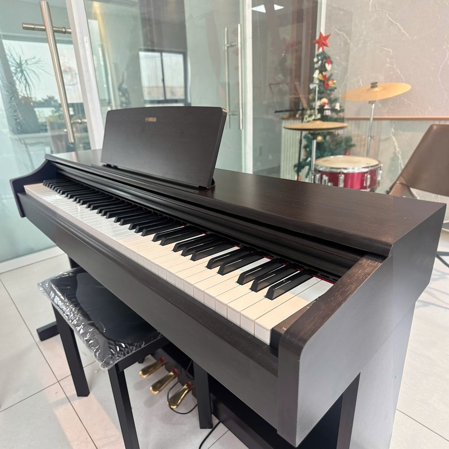 Đàn piano điện Yamaha YDP-163 dáng tủ màu nâu gỗ sang trọng tại cửa hàng TÂN NHẠC CỤ