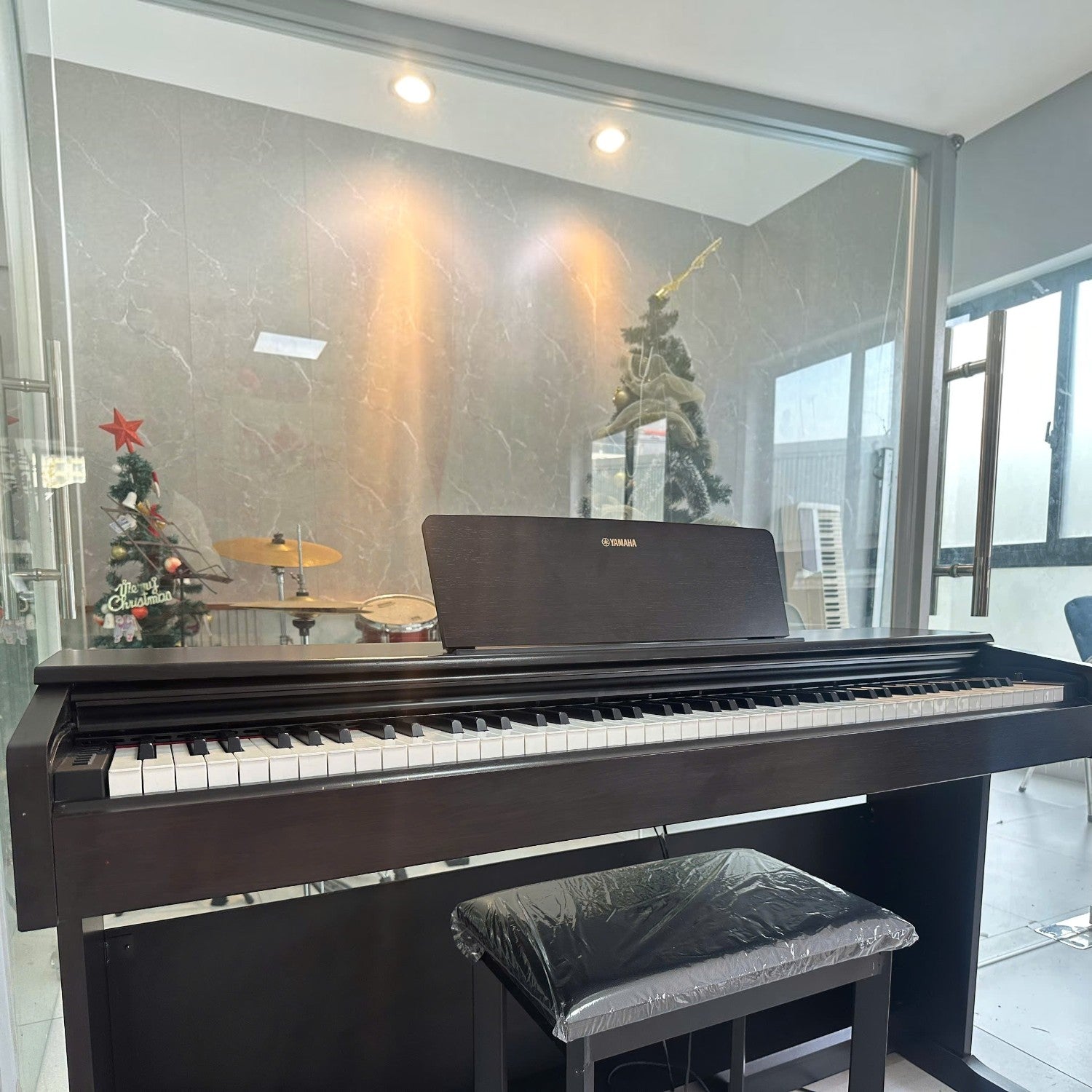 Đàn piano điện Yamaha YDP-163 dáng tủ màu nâu gỗ tại showroom TÂN NHẠC CỤ, kèm ghế đàn
