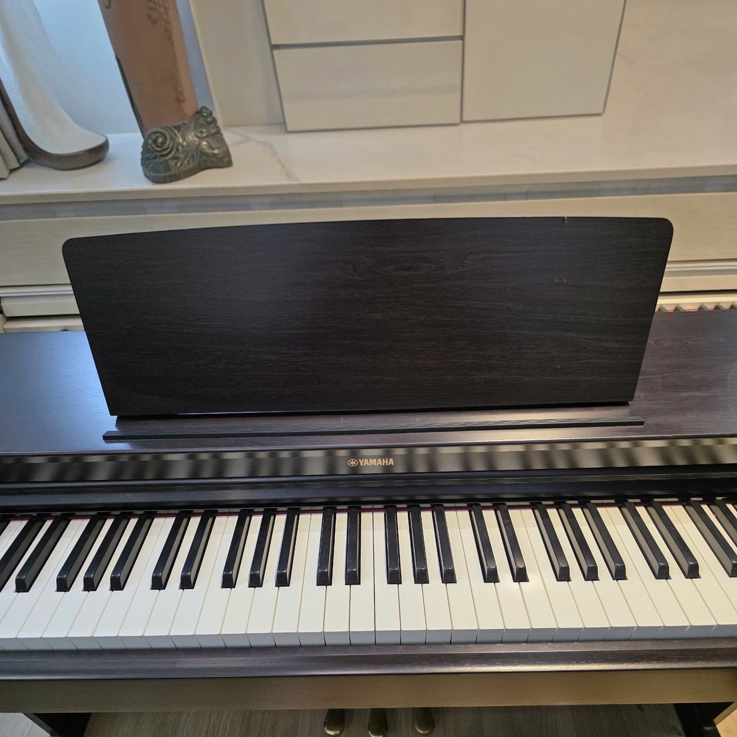 Đàn piano điện Yamaha YDP-163 màu đen dáng tủ tại TÂN NHẠC CỤ với bàn phím búa GH3 và mặt phím ngà nhân tạo