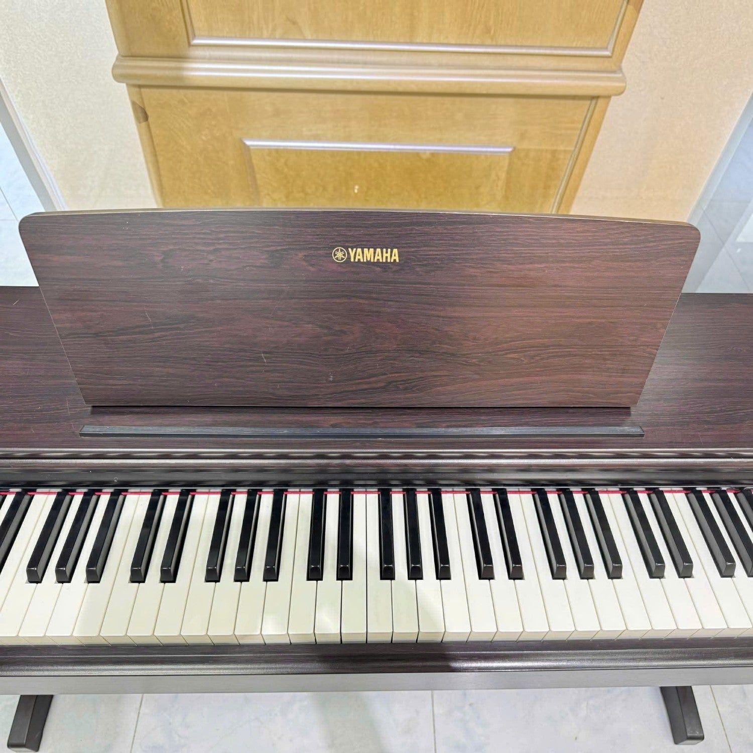 Đàn piano điện Yamaha YDP-163 màu gỗ nâu tại TÂN NHẠC CỤ với bàn phím GH3 mặt ngà nhân tạo