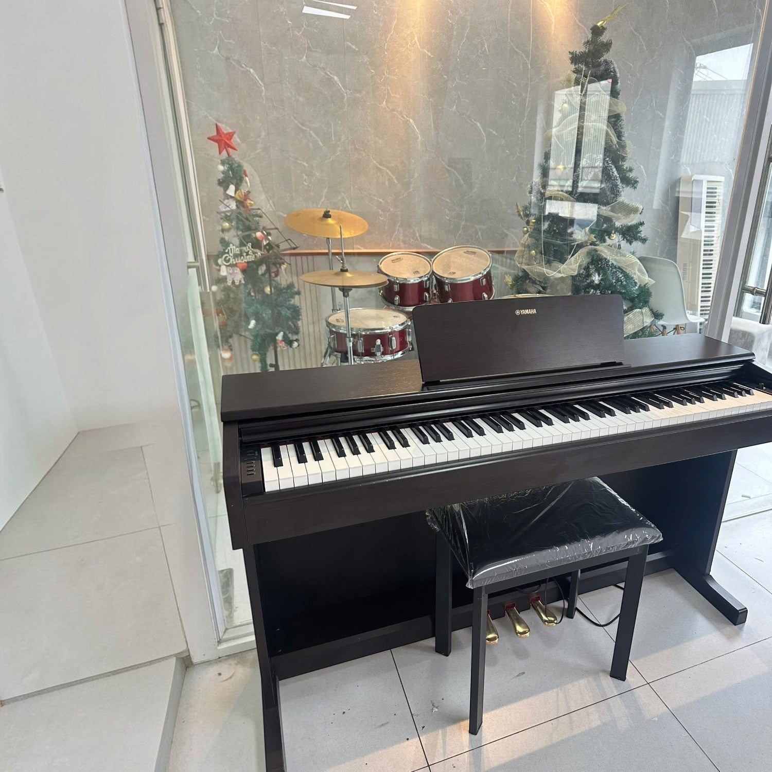 Đàn piano điện Yamaha YDP-163 màu đen dáng tủ tại showroom TÂN NHẠC CỤ, kèm ghế ngồi và bàn phím búa GH3