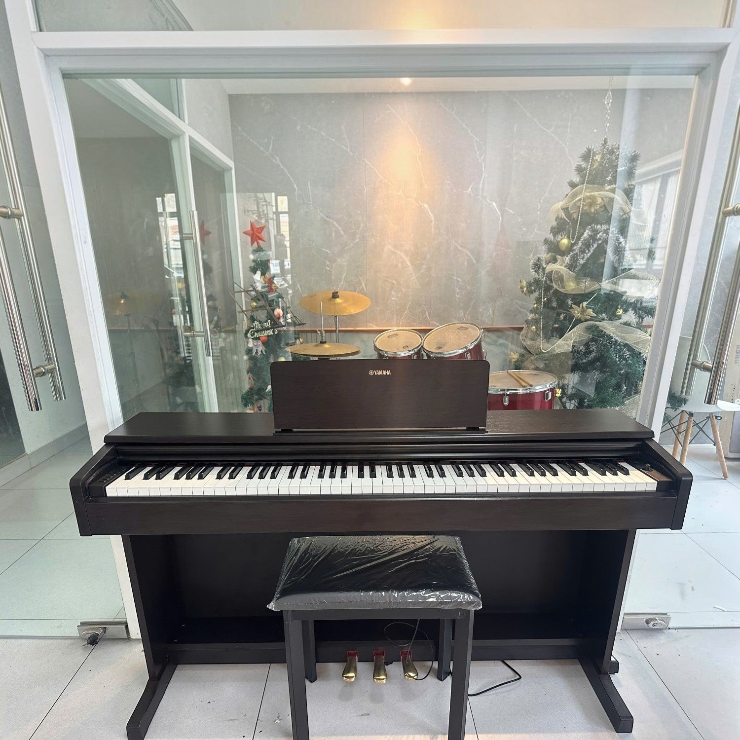 Đàn piano điện Yamaha YDP-163 màu nâu gỗ tại showroom TÂN NHẠC CỤ, thiết kế dáng tủ sang trọng với ghế đàn đi kèm.