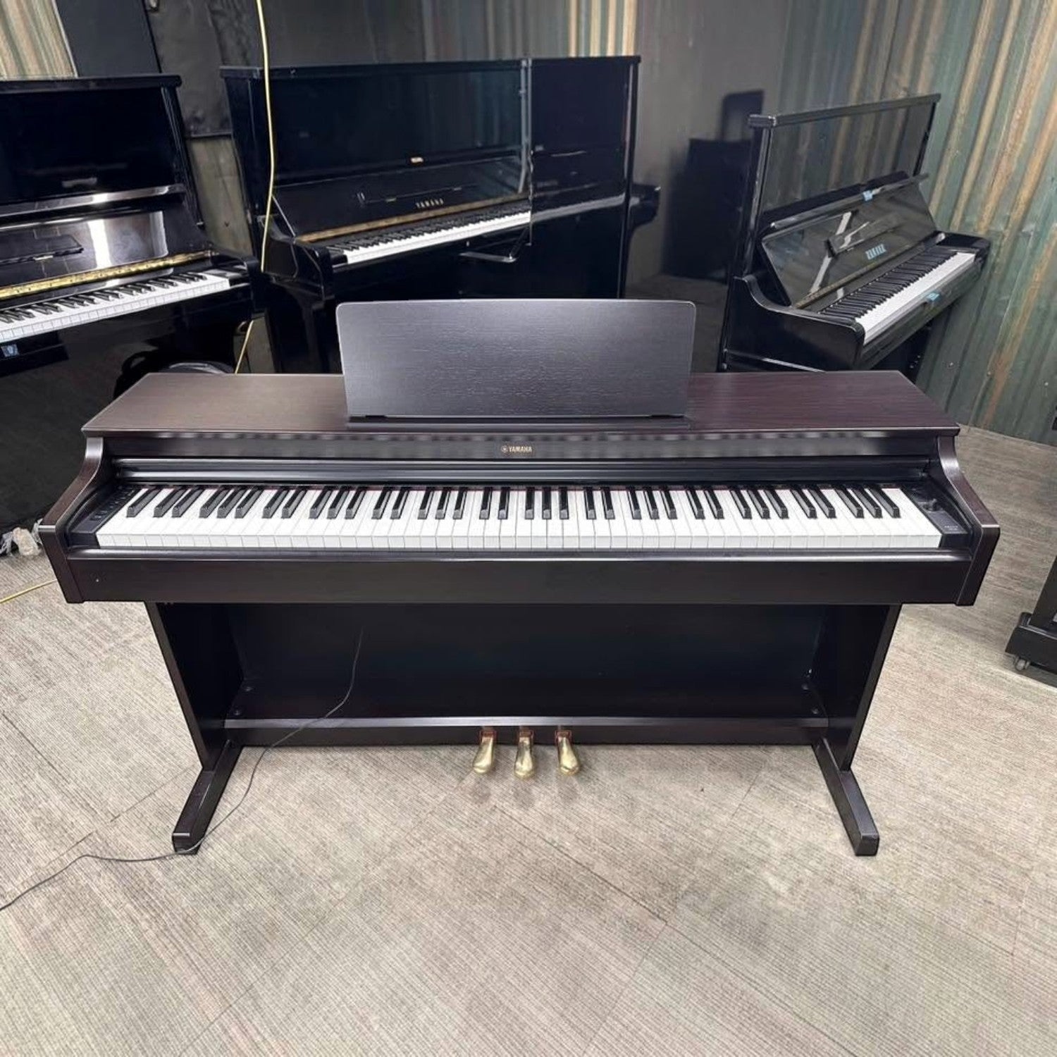 Đàn piano điện Yamaha YDP-163 màu nâu gỗ dáng tủ tại cửa hàng TÂN NHẠC CỤ