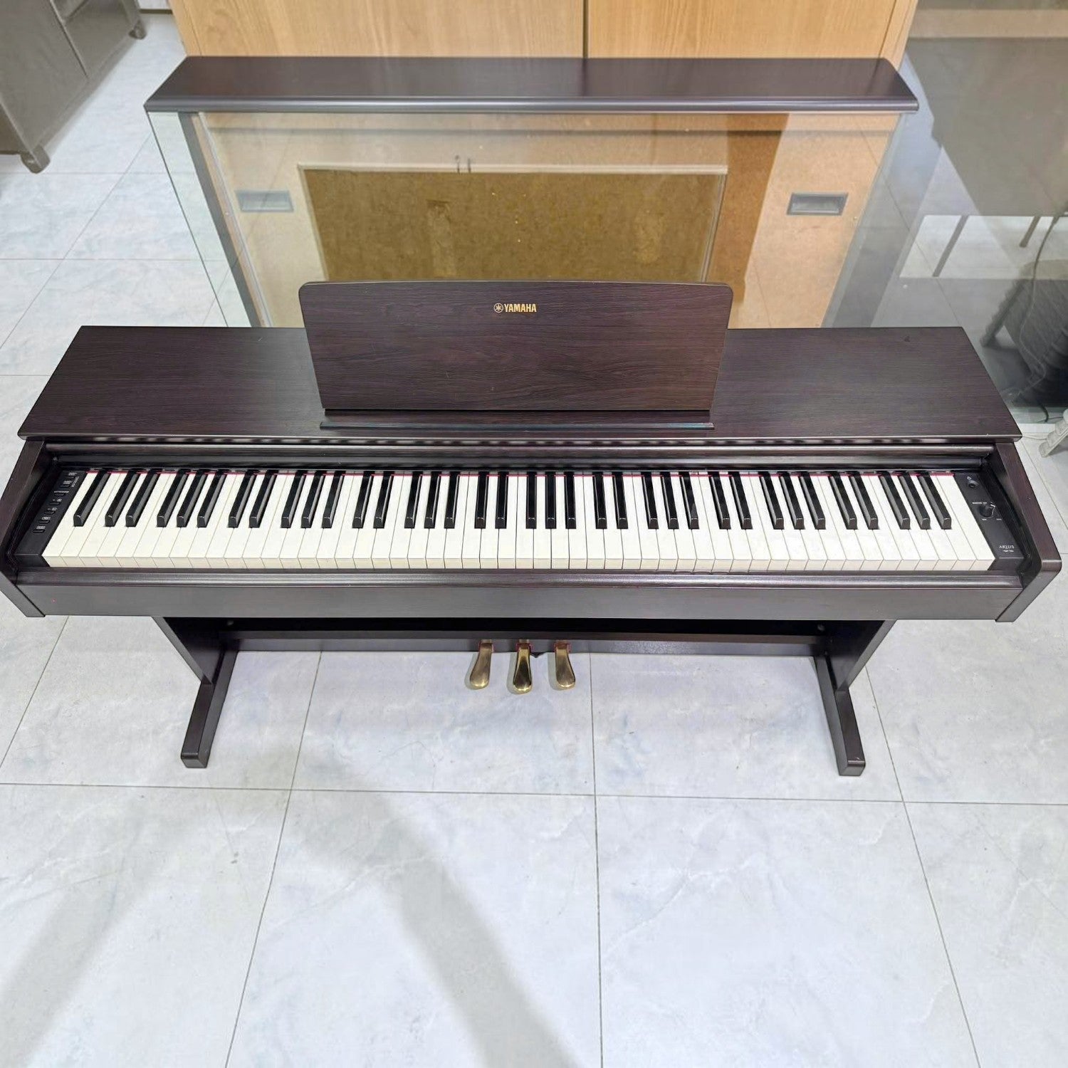 Đàn piano điện Yamaha YDP-163 màu nâu gỗ tại TÂN NHẠC CỤ, thiết kế dáng tủ với bàn phím GH3 và 3 pedal kim loại.
