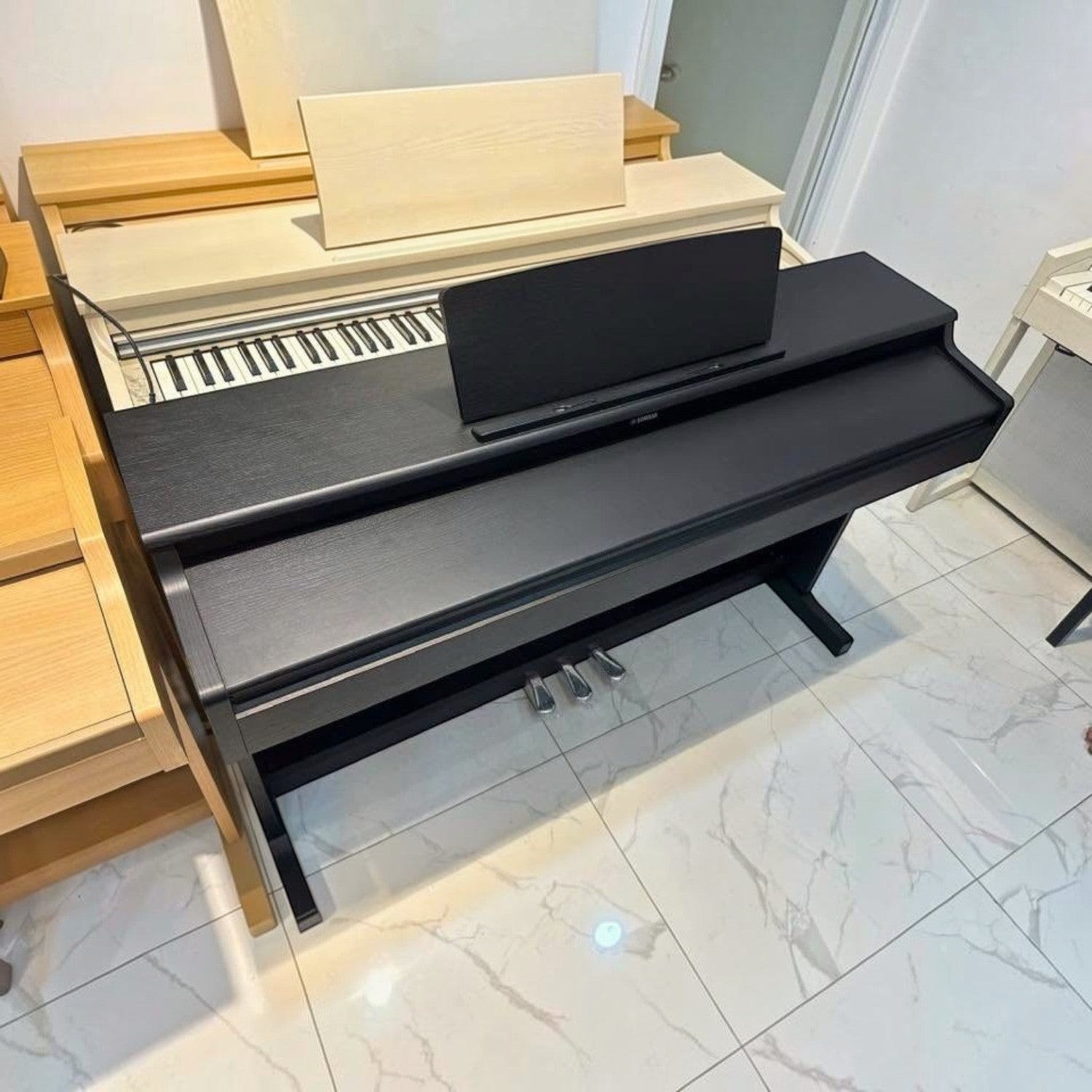 Đàn piano điện Yamaha YDP164 màu đen tại showroom TÂN NHẠC CỤ, thiết kế thùng console sang trọng và hiện đại.