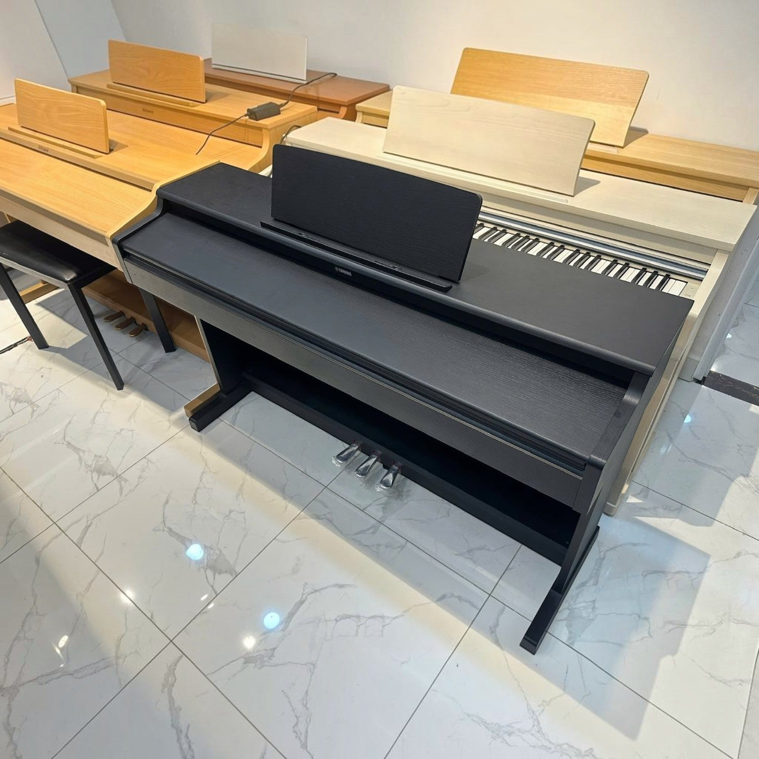 Đàn piano điện Yamaha YDP164 màu đen tại showroom TÂN NHẠC CỤ, thiết kế thùng console sang trọng và hiện đại.