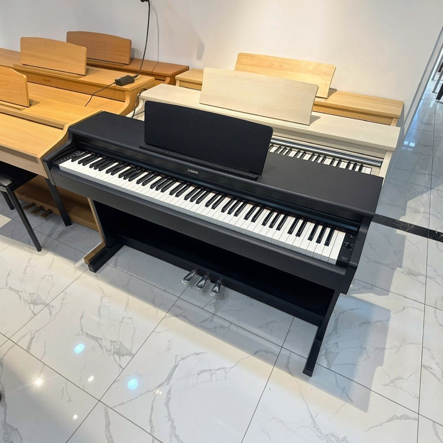 Đàn piano điện Yamaha YDP164 màu đen tại showroom TÂN NHẠC CỤ với bàn phím GH3 và thiết kế thùng đàn sang trọng