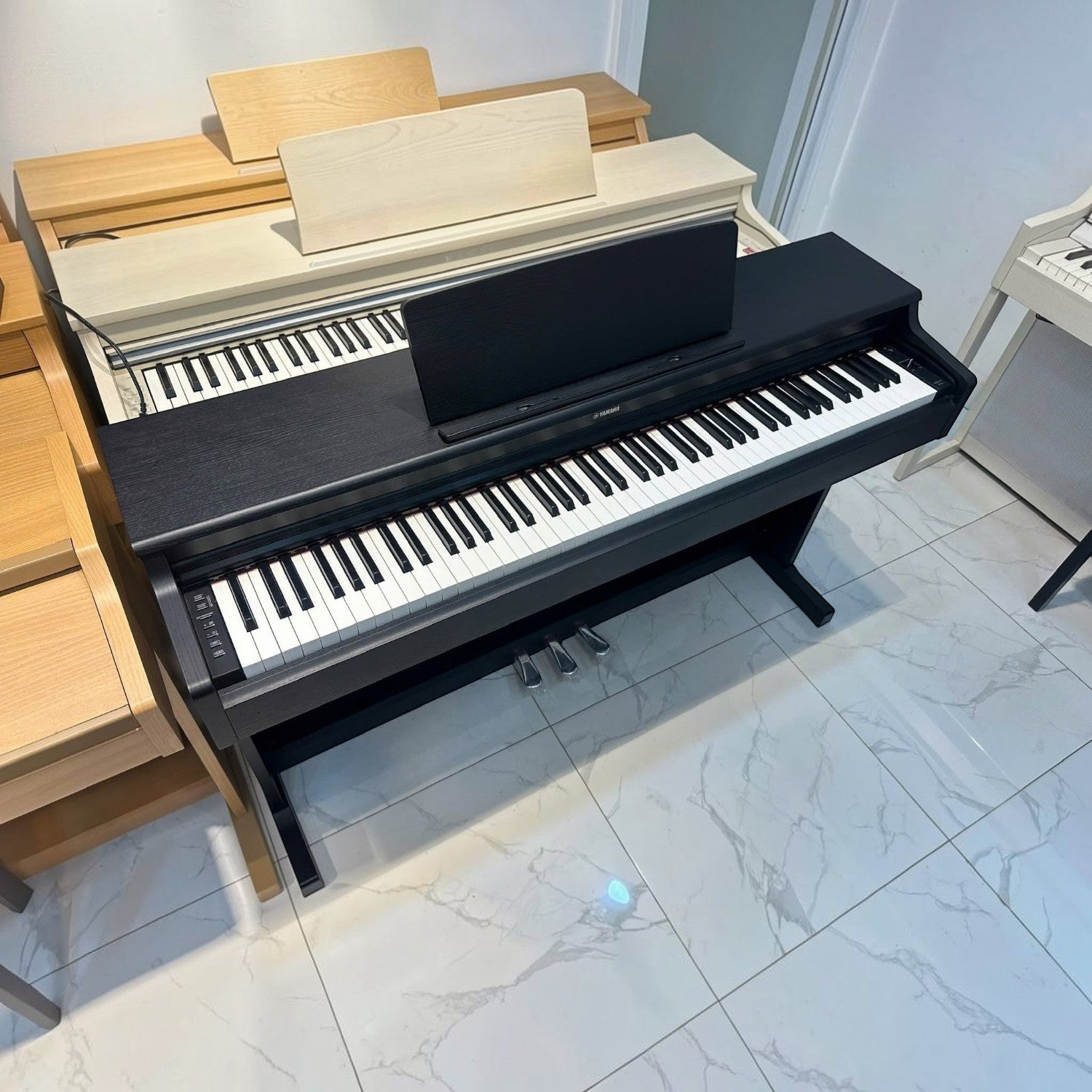 Đàn piano điện Yamaha YDP164 màu đen tại showroom TÂN NHẠC CỤ, thiết kế thùng đứng sang trọng với 88 phím GH3.
