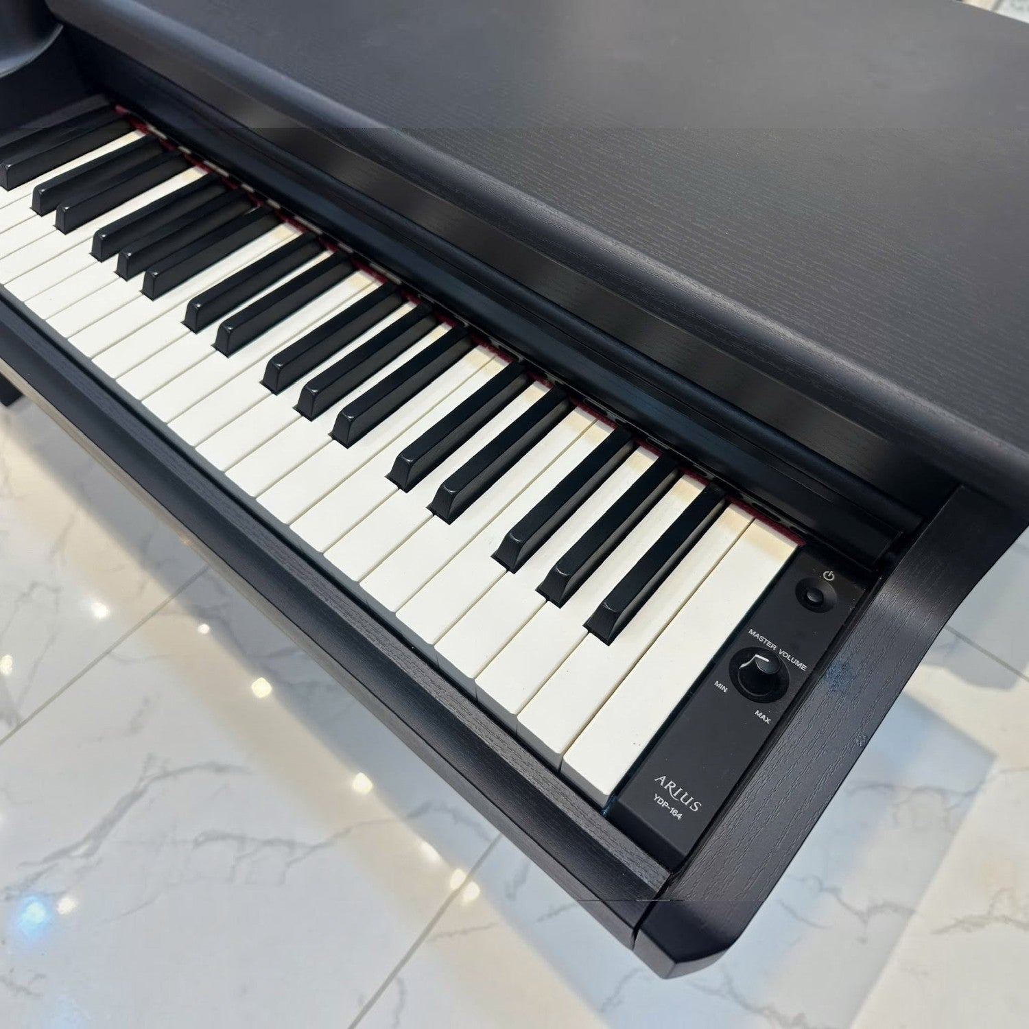 Đàn piano điện TÂN NHẠC CỤ Yamaha YDP164 màu đen với bàn phím GH3 cao cấp và bảng điều khiển tinh tế
