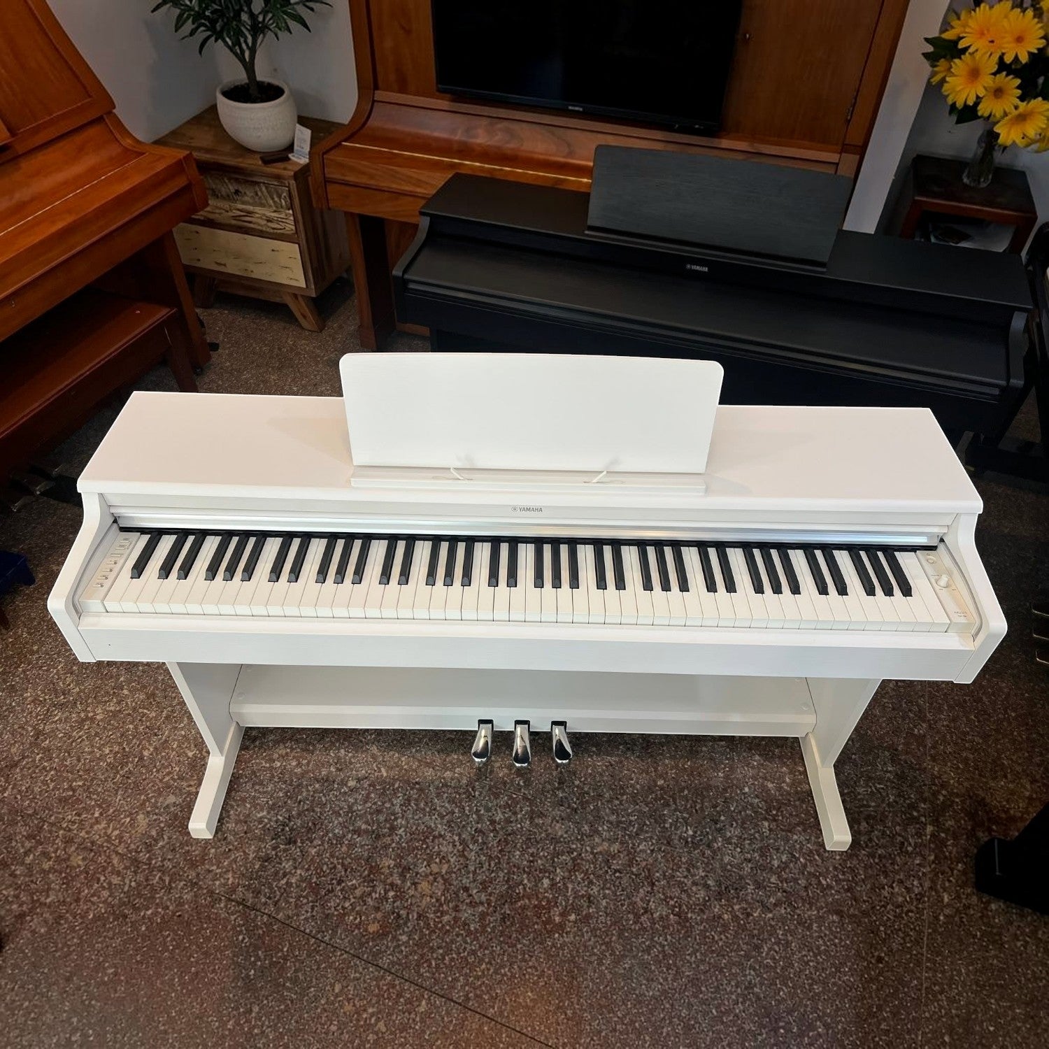 Đàn piano điện TÂN NHẠC CỤ Yamaha YDP164 màu trắng với bàn phím GH3 và thiết kế thùng đàn console thanh lịch