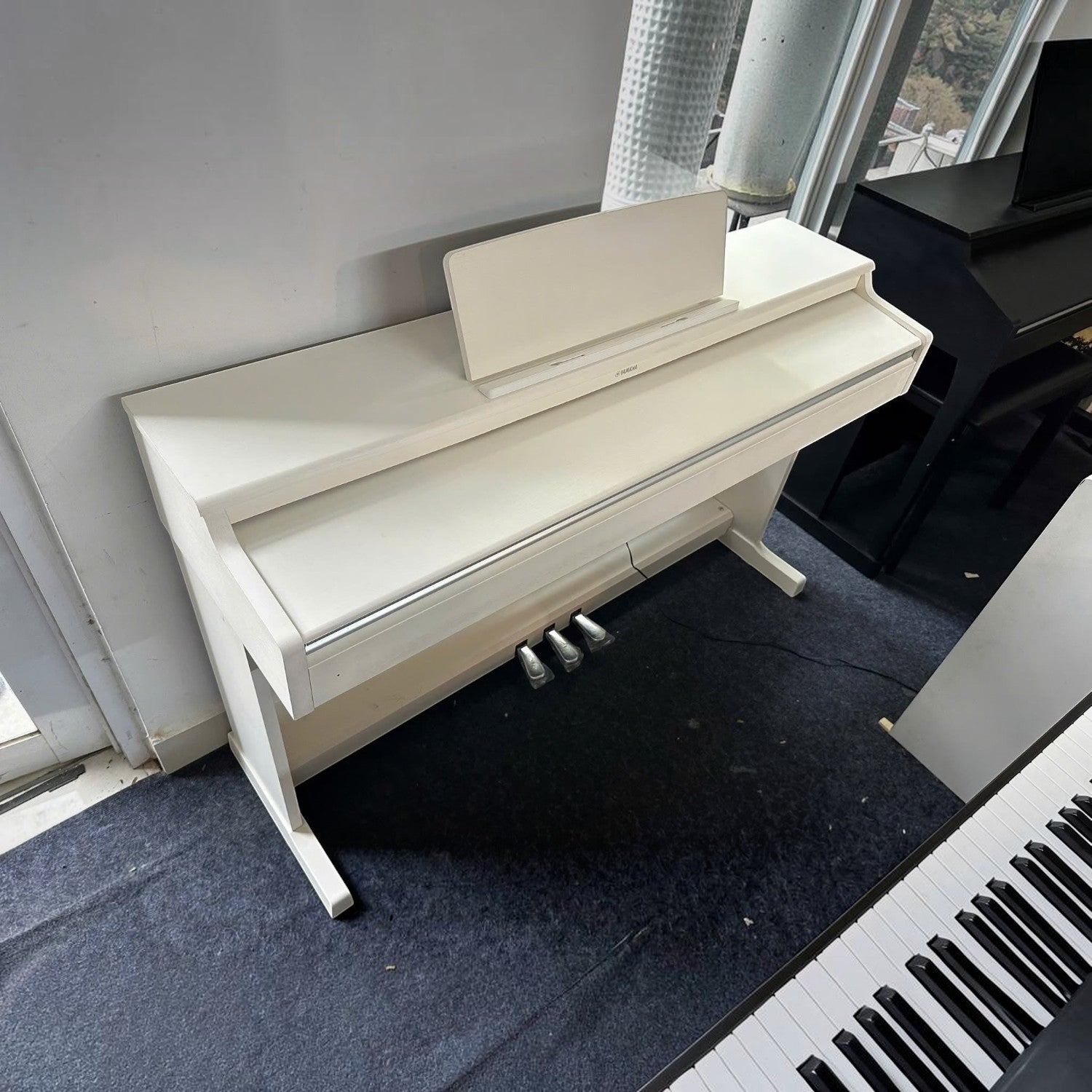 Đàn piano điện Yamaha YDP164 màu trắng thanh lịch tại showroom TÂN NHẠC CỤ