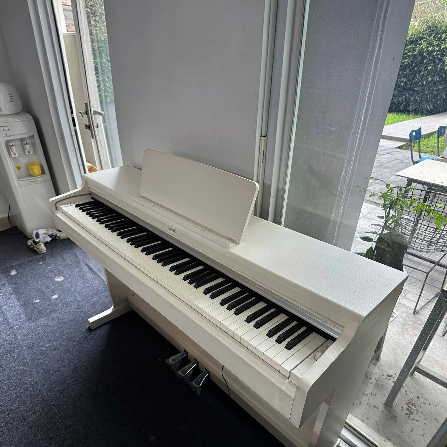 Đàn piano điện Yamaha YDP164 màu trắng tại Tân Nhạc Cụ, thiết kế thùng console sang trọng với 88 phím GH3