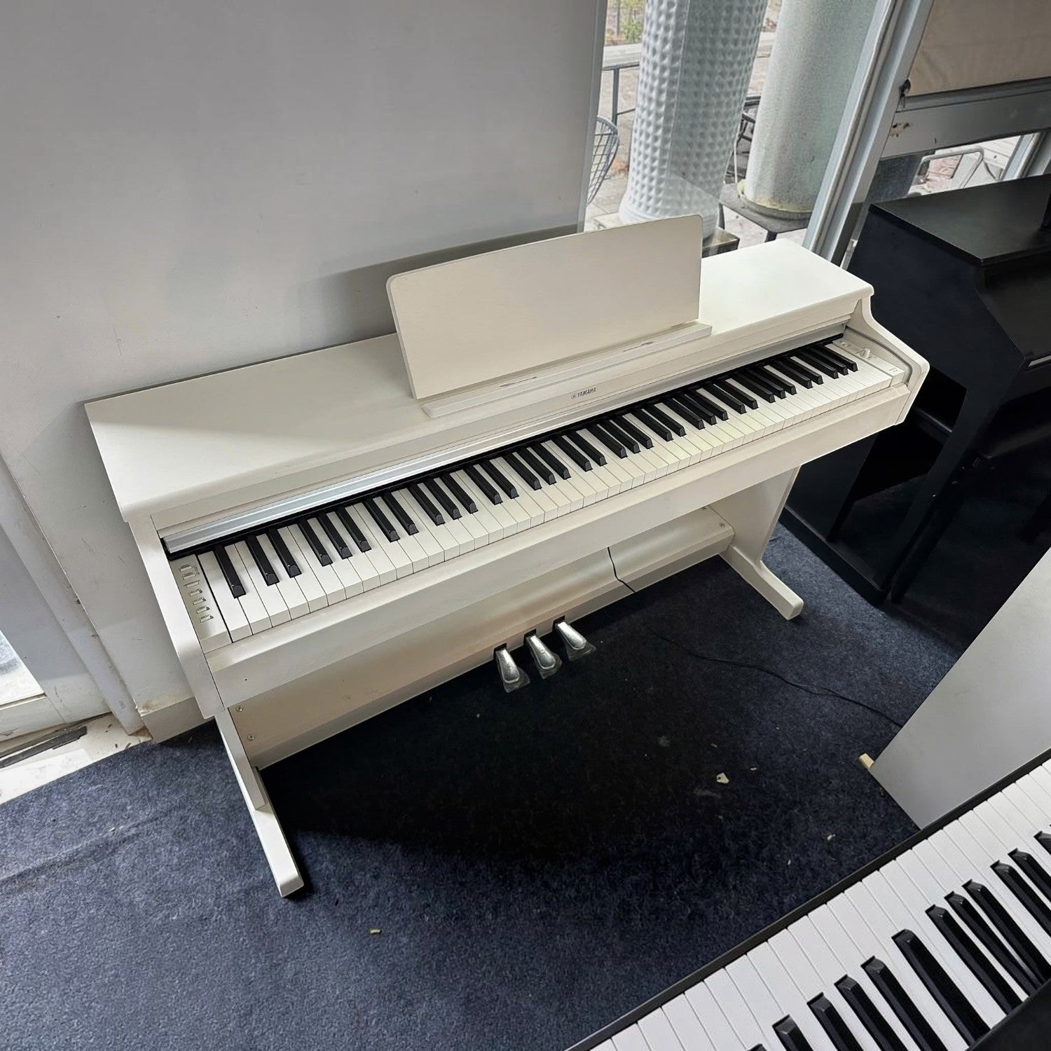 Đàn piano điện Yamaha YDP164 màu trắng tại showroom TÂN NHẠC CỤ với thiết kế thùng đàn console sang trọng