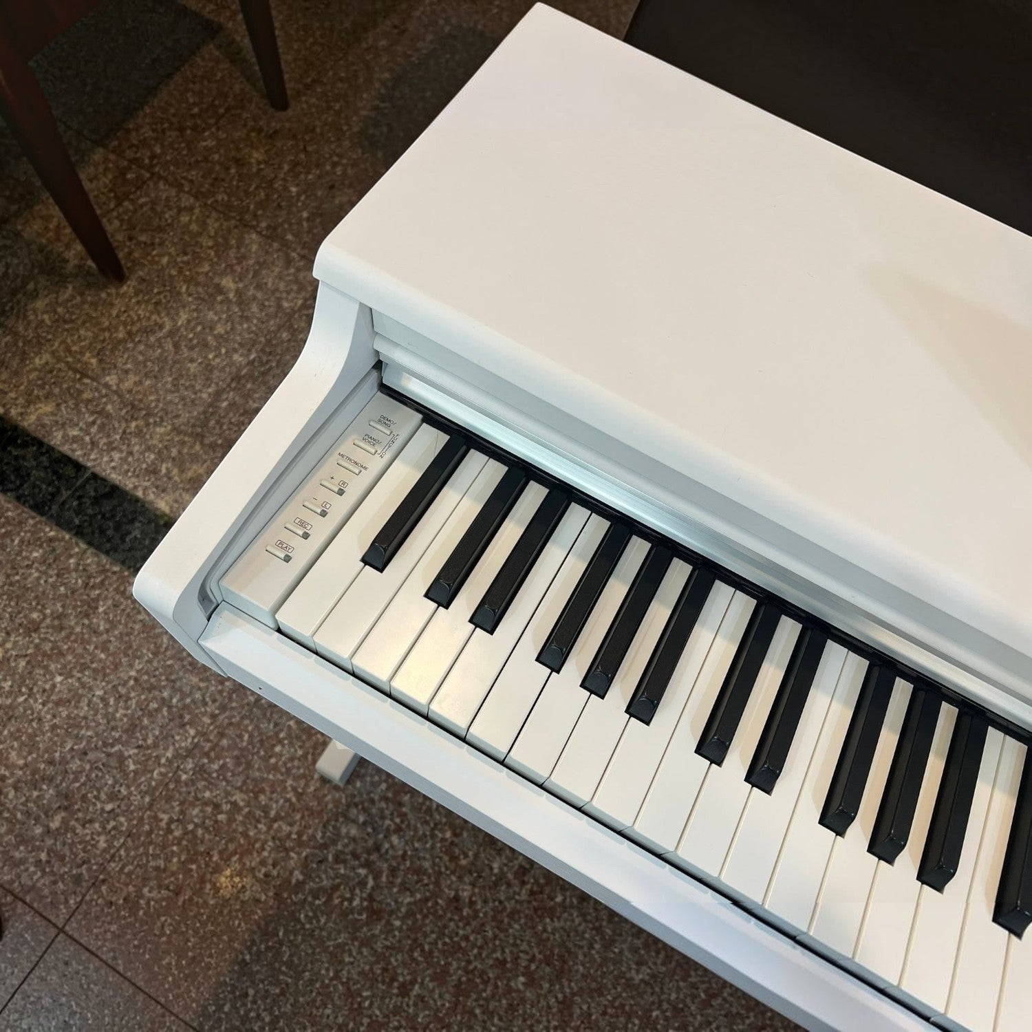 Đàn piano điện TÂN NHẠC CỤ Yamaha YDP164 màu trắng với bàn phím GH3 cao cấp và thiết kế thùng đàn thanh lịch