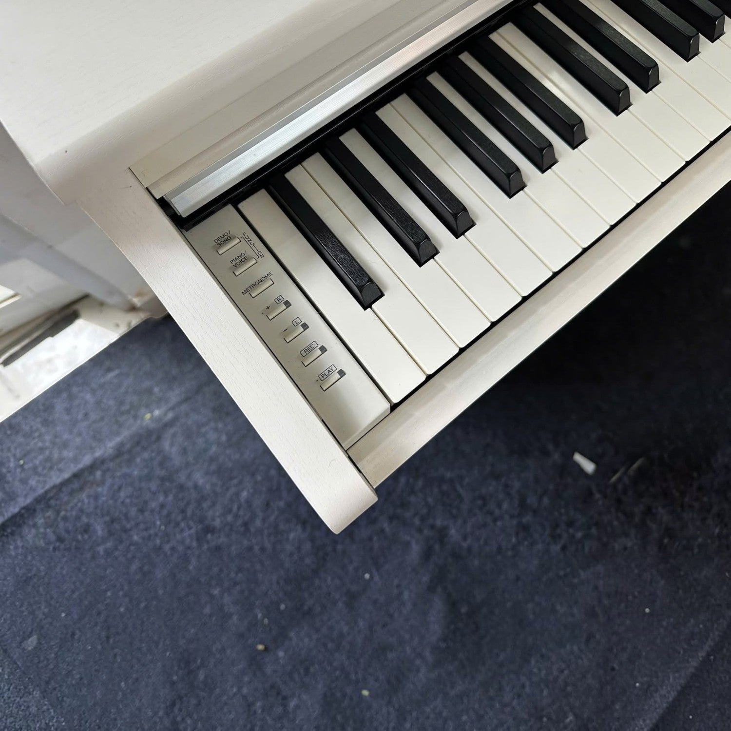 Đàn piano điện TÂN NHẠC CỤ Yamaha YDP164 màu trắng với bàn phím GH3 cao cấp và các nút điều khiển bên trái