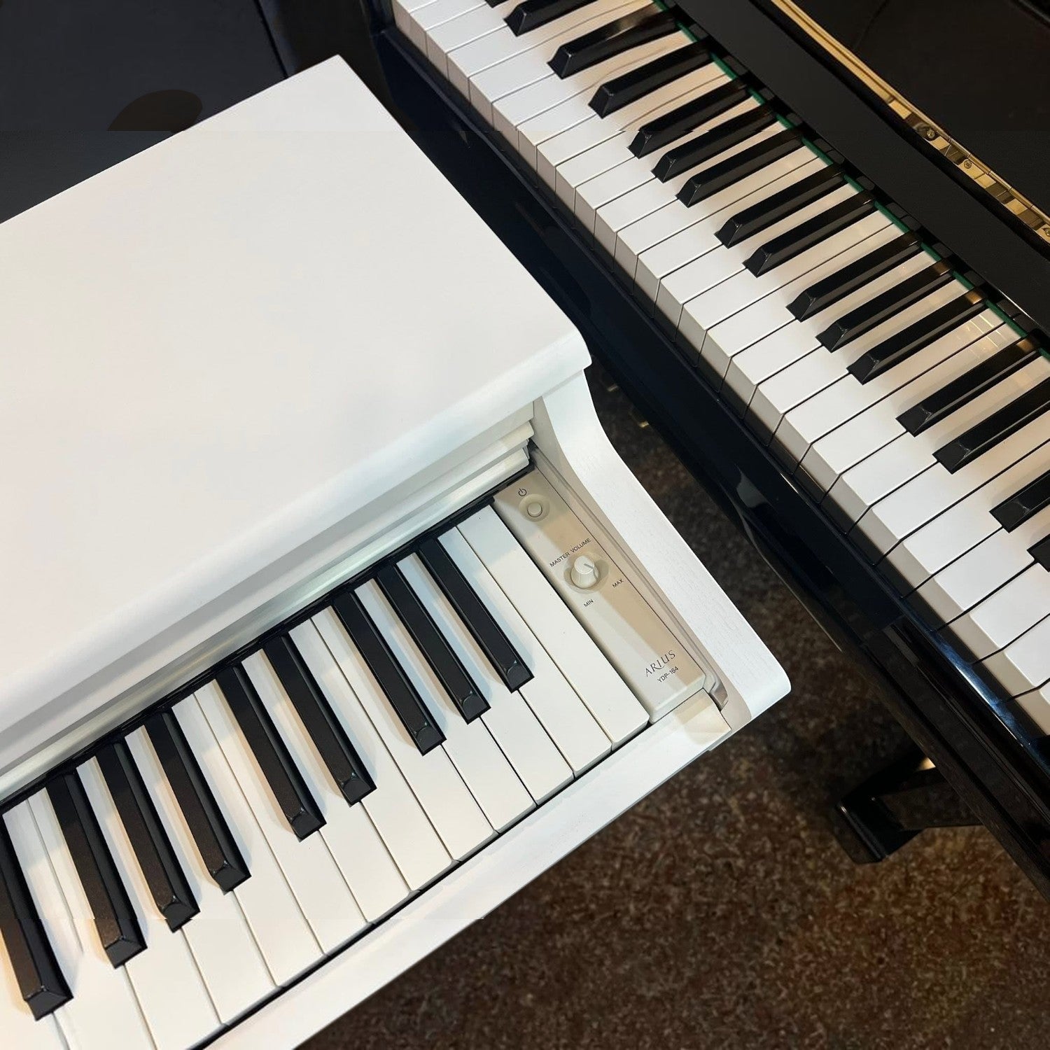 Đàn piano điện Yamaha YDP164 màu trắng tại showroom TÂN NHẠC CỤ, nổi bật với bàn phím GH3 và thiết kế hiện đại