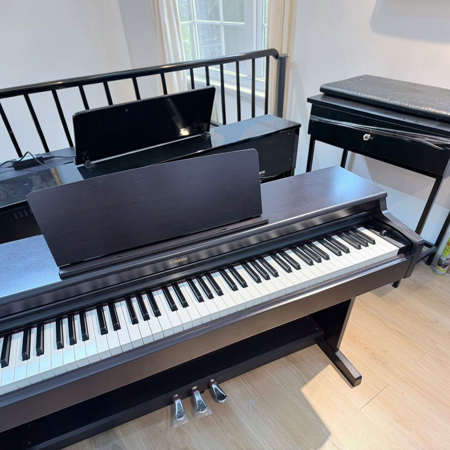 Đàn piano điện TÂN NHẠC CỤ Yamaha YDP164 màu đen với bàn phím GH3 và giá để nhạc, thiết kế thùng đàn sang trọng.