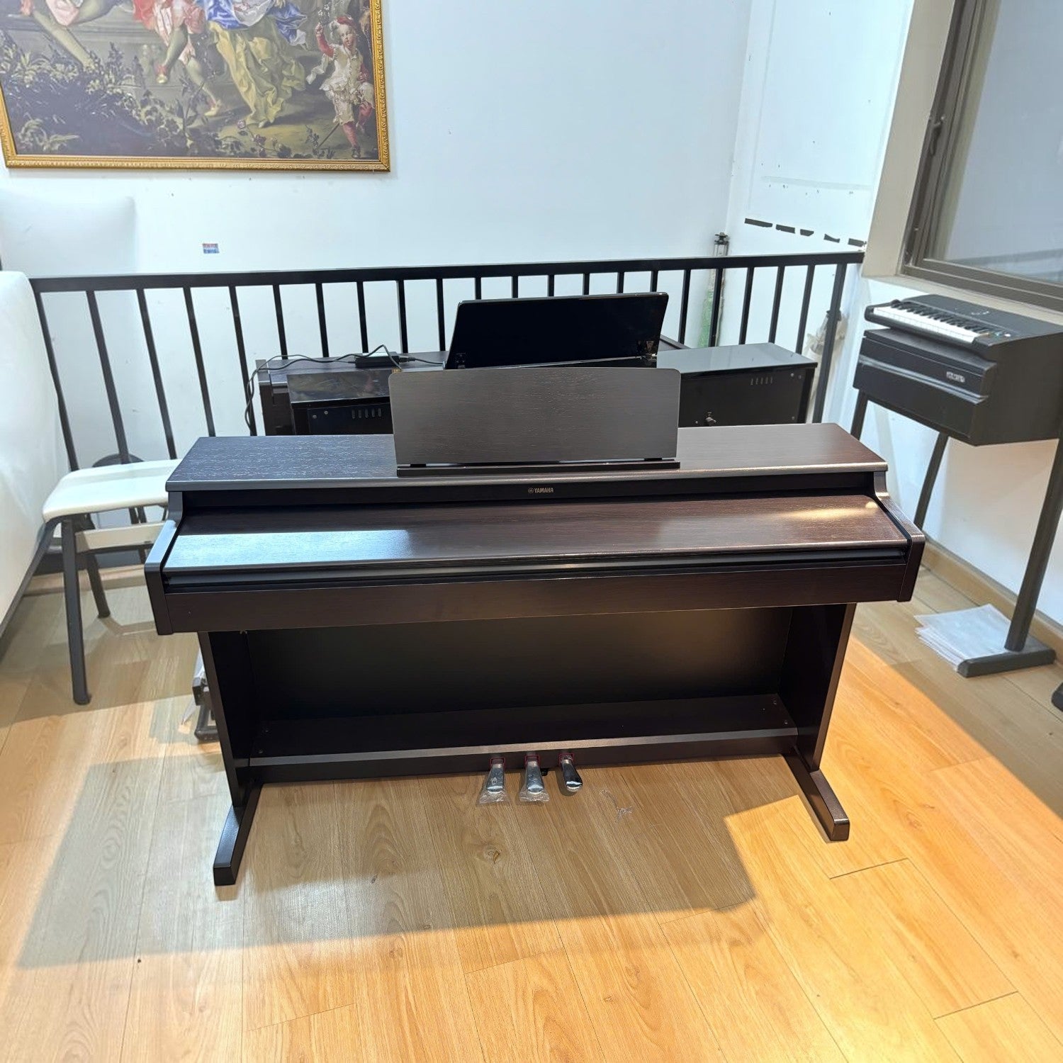 Đàn piano điện TÂN NHẠC CỤ Yamaha YDP164 màu đen sang trọng với bàn phím GH3 và thiết kế thùng đàn console chắc chắn