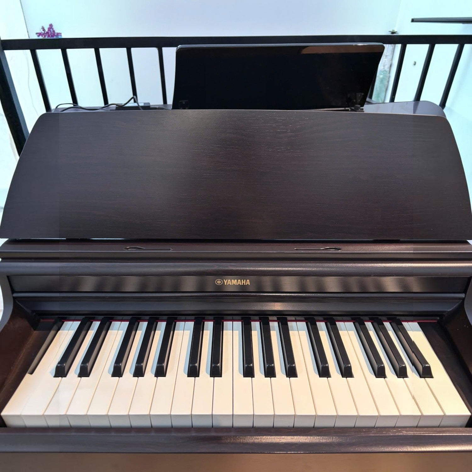 Đàn piano điện Yamaha YDP164 màu nâu gỗ tại TÂN NHẠC CỤ với bàn phím GH3 và thiết kế thùng đàn sang trọng