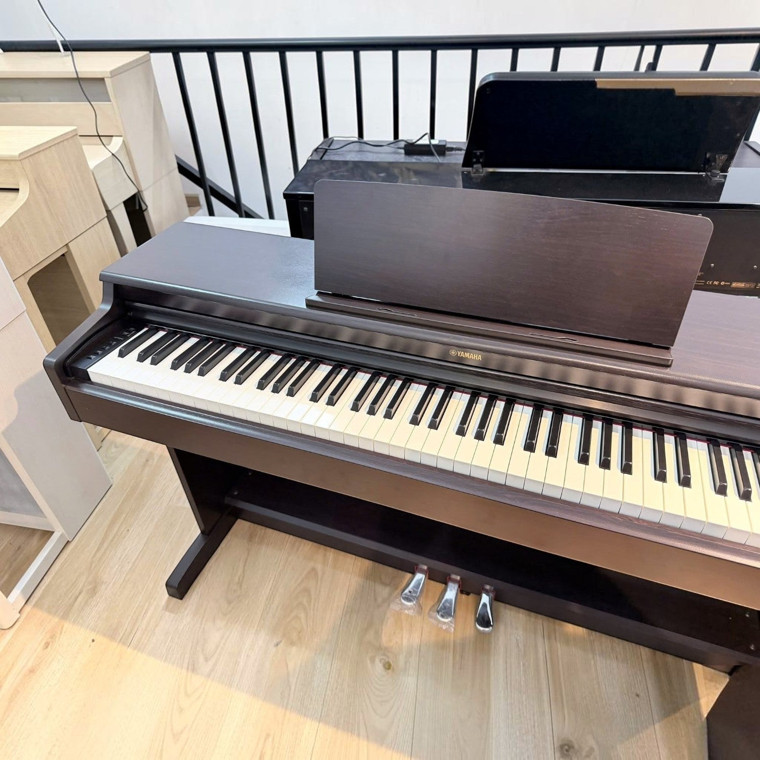Đàn piano điện Yamaha YDP164 màu gỗ tối tại showroom TÂN NHẠC CỤ với bàn phím GH3 và giá để nhạc