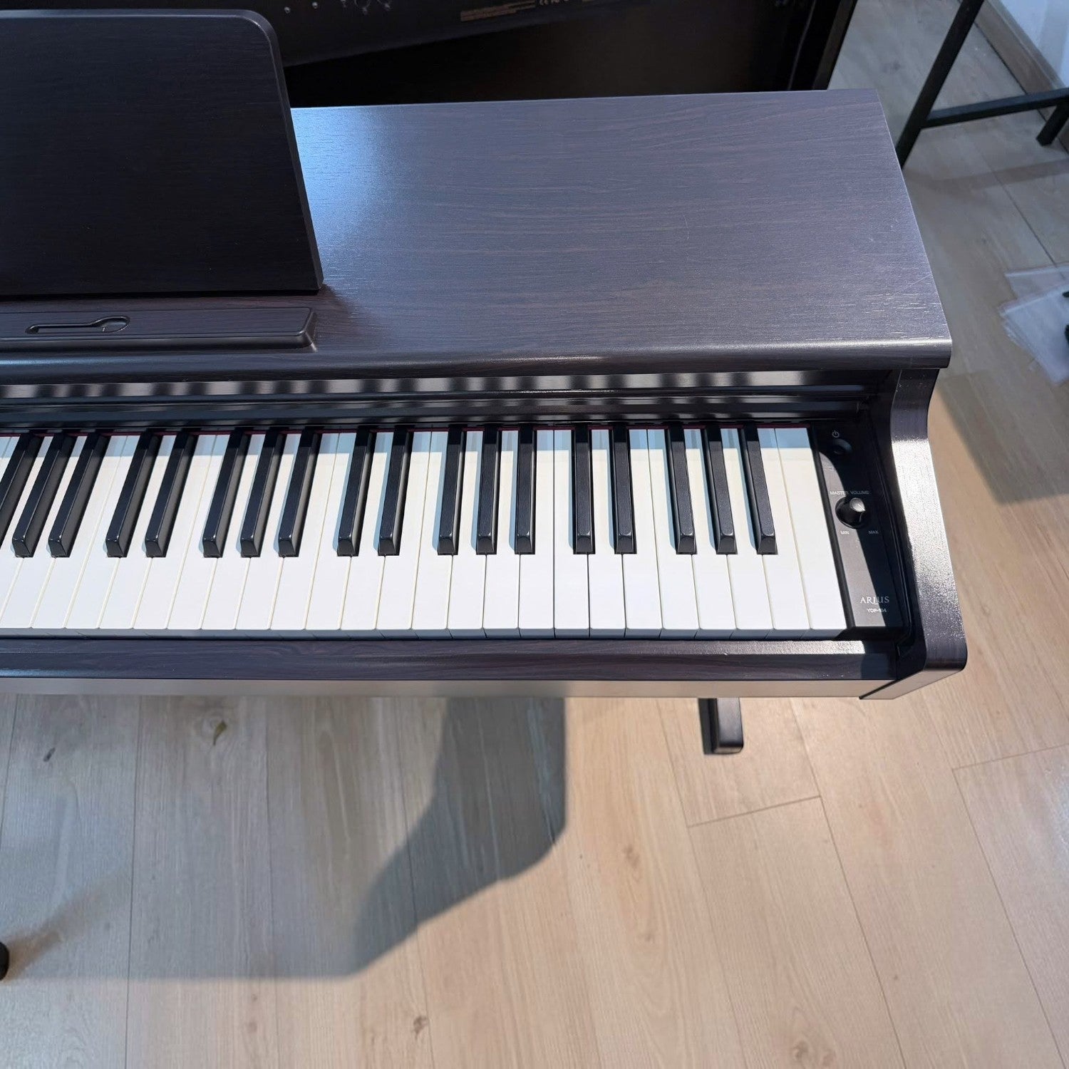 Đàn piano điện TÂN NHẠC CỤ Yamaha YDP164 màu gỗ tối với bàn phím GH3 chất lượng cao và thiết kế thùng đàn sang trọng