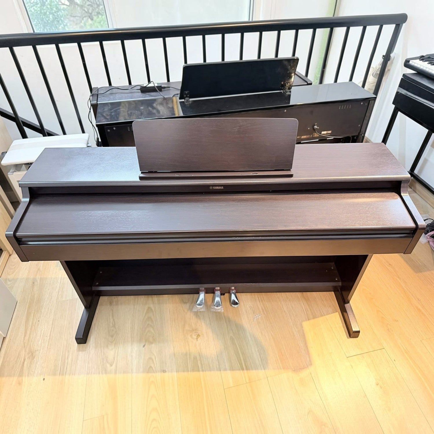 Đàn piano điện Yamaha YDP164 màu gỗ tối tại Tân Nhạc Cụ với bàn phím GH3 và thiết kế thùng đàn console sang trọng