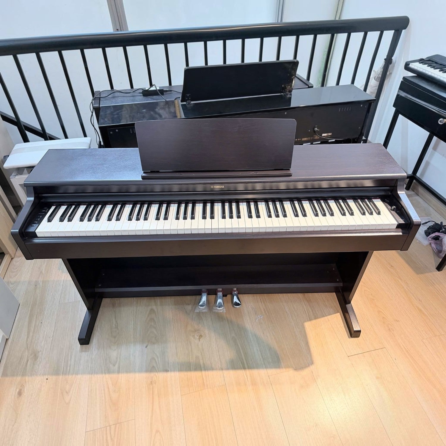 Đàn piano điện Yamaha YDP164 màu đen tại showroom TÂN NHẠC CỤ, thiết kế thùng đứng với bàn phím GH3 và 3 pedal.