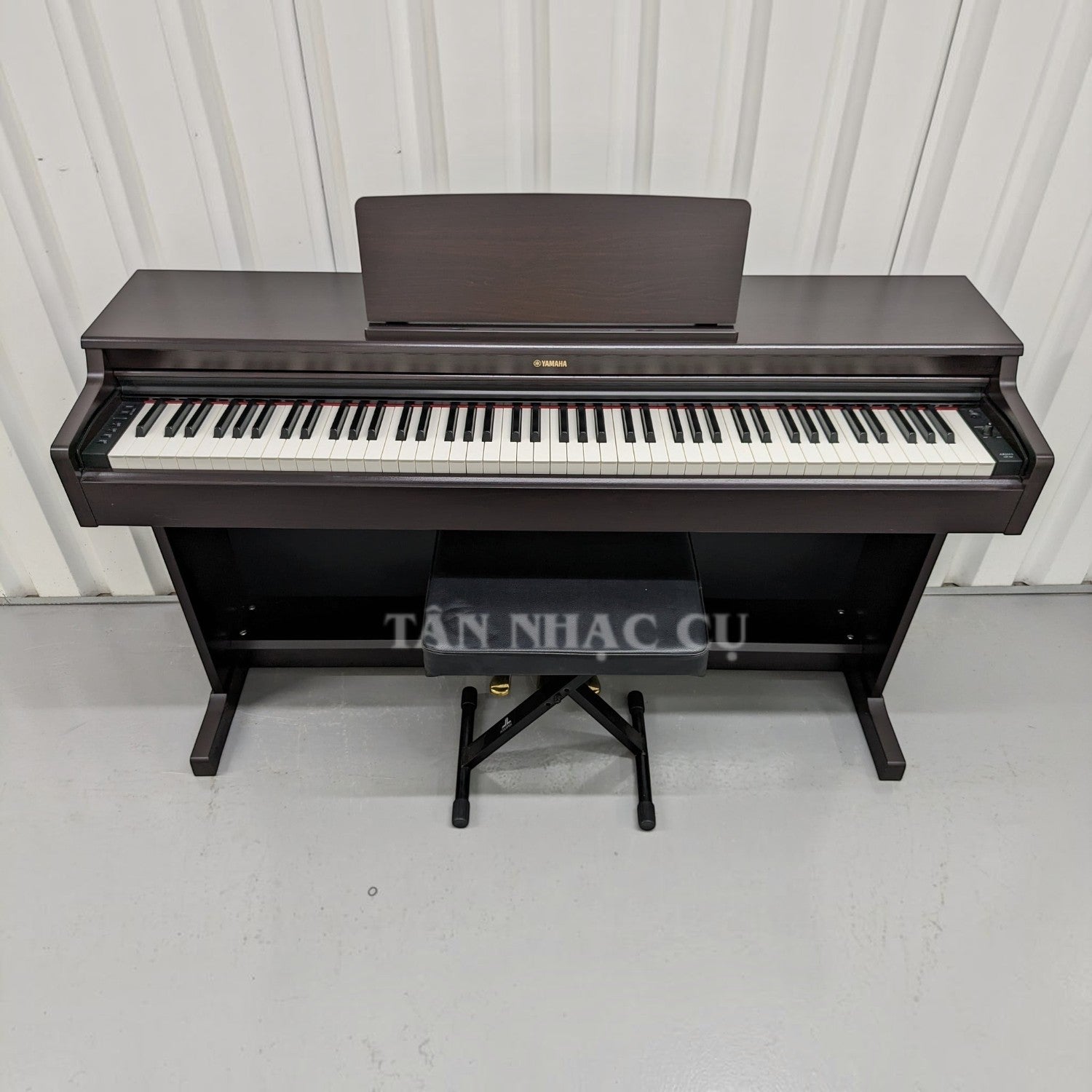 Đàn piano điện Yamaha YDP164 màu gỗ tối tại TÂN NHẠC CỤ, thiết kế console với bàn phím GH3 và giá đỡ nhạc