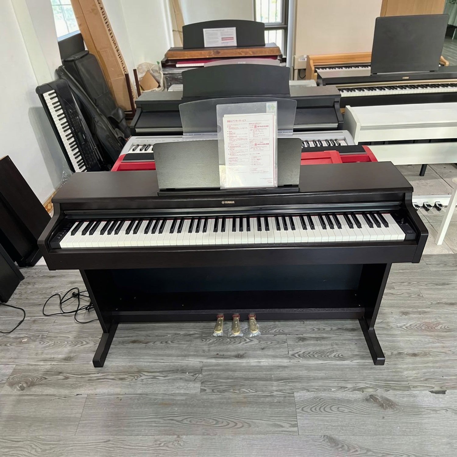 Đàn piano điện Yamaha YDP164 màu đen tại showroom TÂN NHẠC CỤ, thiết kế console với bàn phím GH3 và 3 pedal