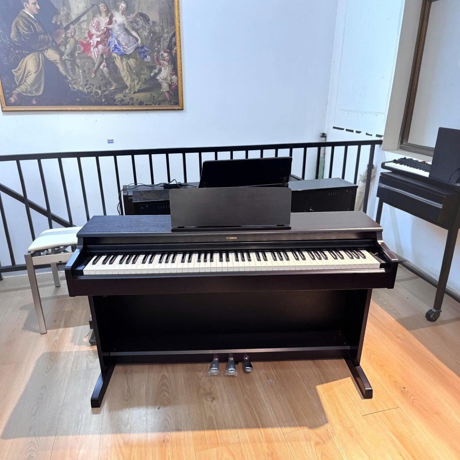 Đàn piano điện Yamaha YDP164 màu đen tại showroom TÂN NHẠC CỤ với bàn phím GH3 và thiết kế thùng đàn sang trọng