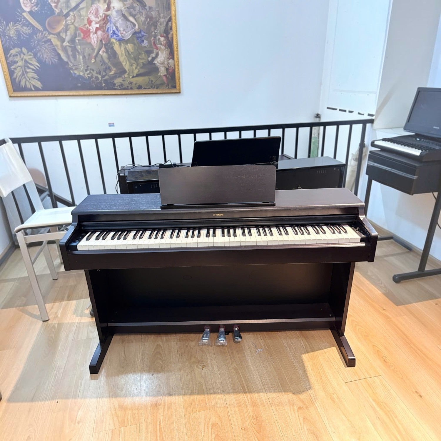 Đàn piano điện TÂN NHẠC CỤ Yamaha YDP164 màu đen với bàn phím GH3 và thiết kế thùng đàn console sang trọng