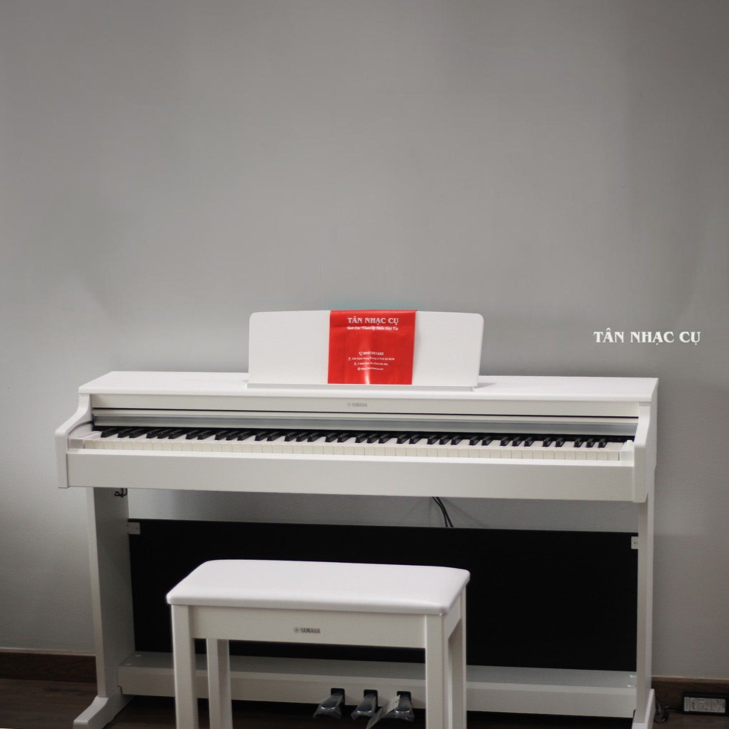 Đàn piano điện Yamaha YDP-165 màu trắng tại TÂN NHẠC CỤ, thiết kế dáng tủ đứng kèm ghế ngồi đồng bộ