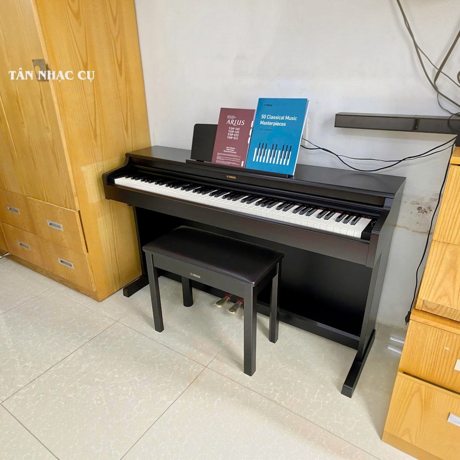 Đàn piano điện Yamaha YDP-165 màu đen dáng tủ đứng tại Tân Nhạc Cụ, kèm ghế và sách nhạc