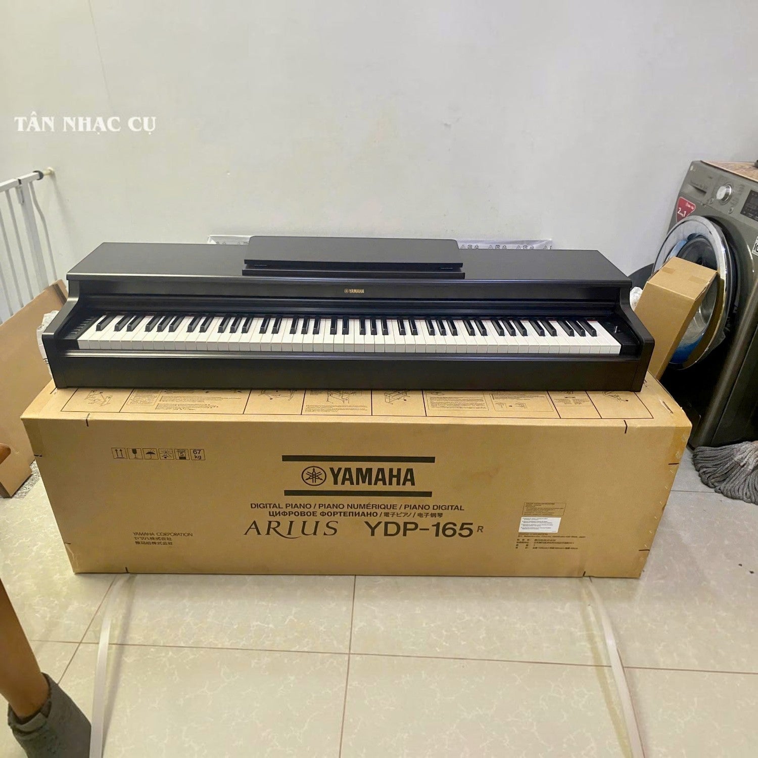 Đàn piano điện Yamaha YDP-165 màu đen tại Tân Nhạc Cụ, thiết kế dáng tủ đứng hiện đại và sang trọng