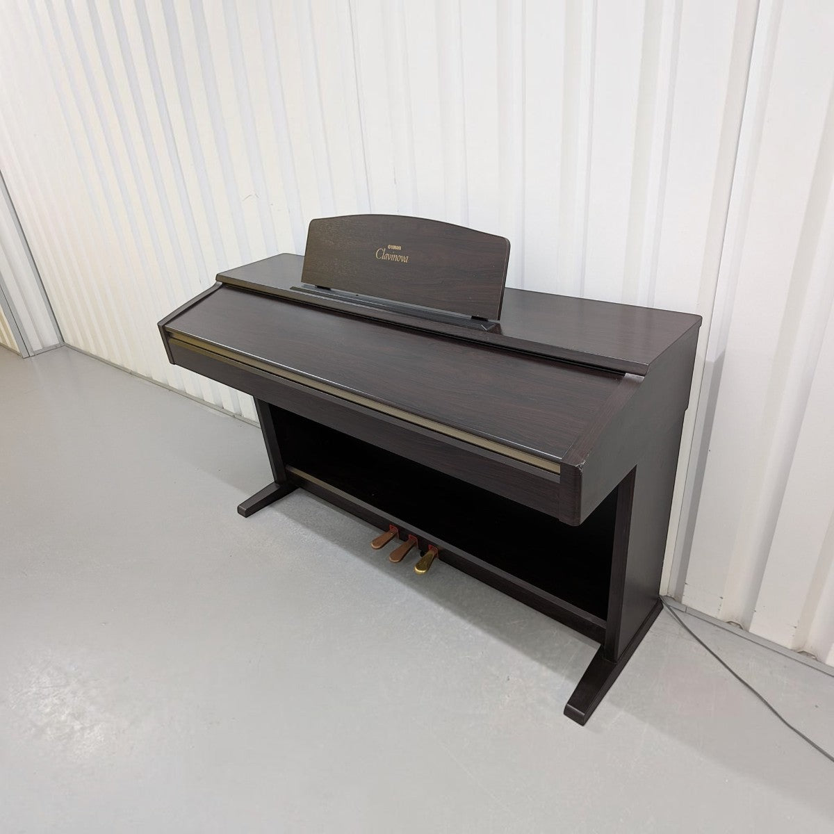 Đàn piano điện Yamaha YDP-223 màu nâu gỗ sang trọng tại TÂN NHẠC CỤ với thiết kế dáng tủ chắc chắn