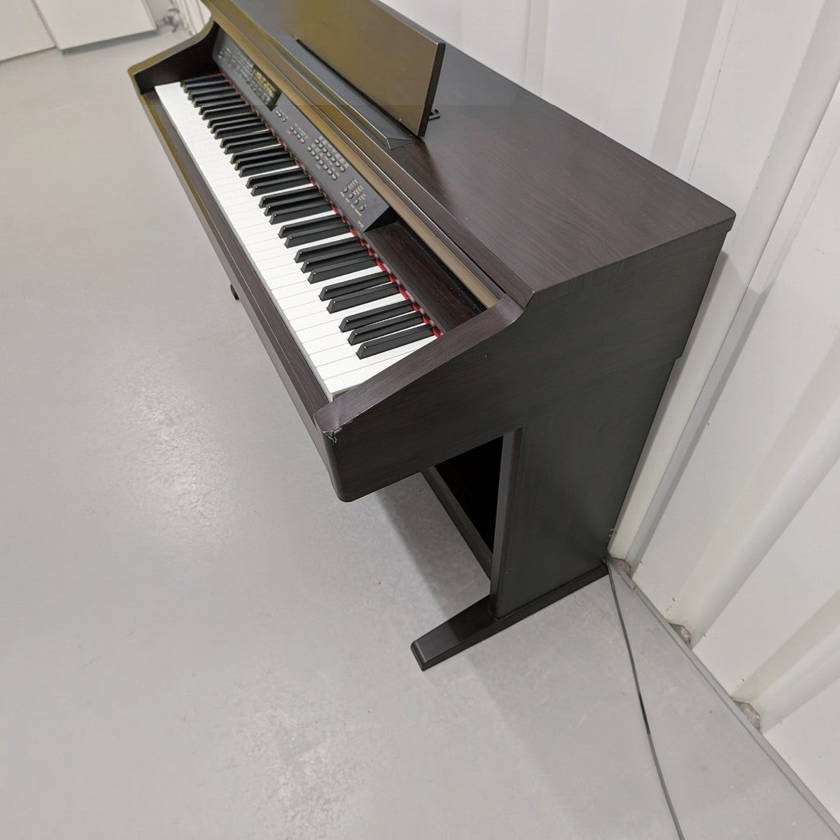 Đàn piano điện Yamaha YDP-223 màu nâu gỗ sang trọng tại TÂN NHẠC CỤ, thiết kế dáng tủ chắc chắn.