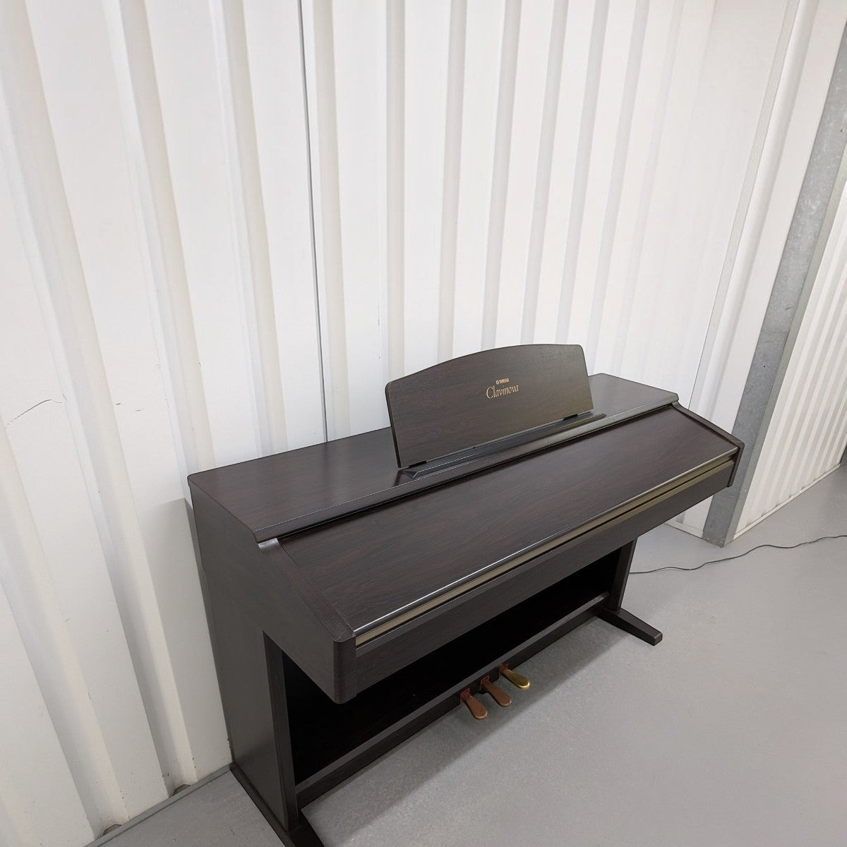 Đàn piano điện Yamaha YDP-223 màu nâu gỗ sang trọng tại TÂN NHẠC CỤ, thiết kế dáng tủ gọn gàng với 3 bàn đạp.