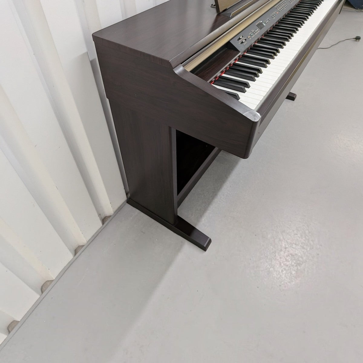 Đàn piano điện Yamaha YDP-223 màu nâu gỗ sang trọng tại TÂN NHẠC CỤ, thiết kế dáng tủ gọn gàng cho gia đình