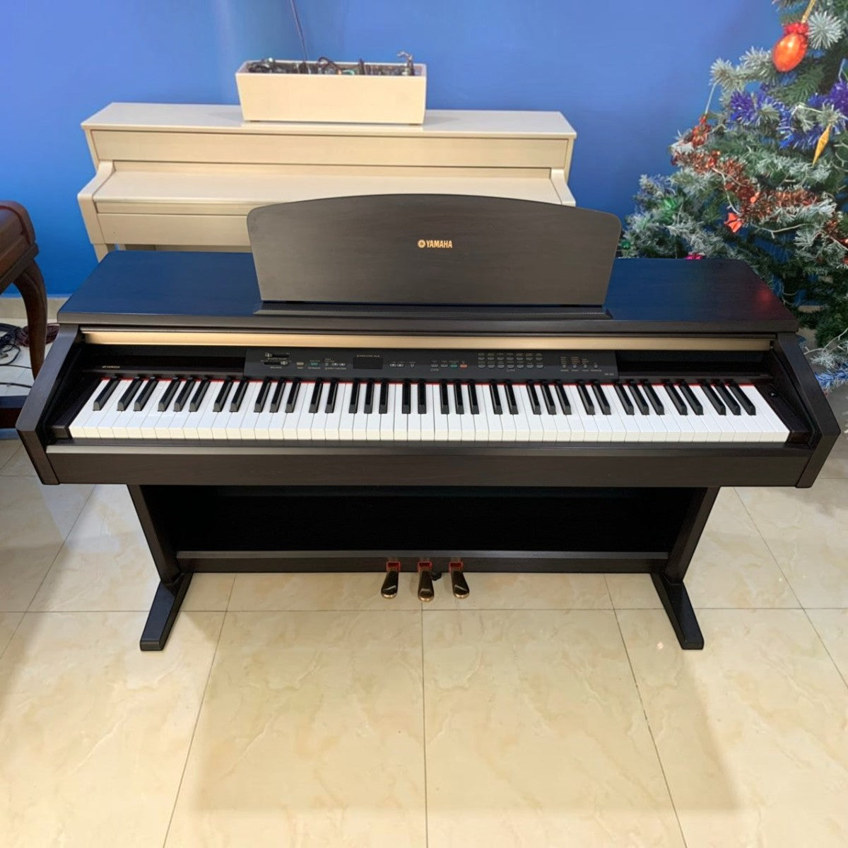 Đàn piano điện Yamaha YDP-223 màu đen sang trọng tại showroom TÂN NHẠC CỤ với thiết kế dáng tủ gọn gàng