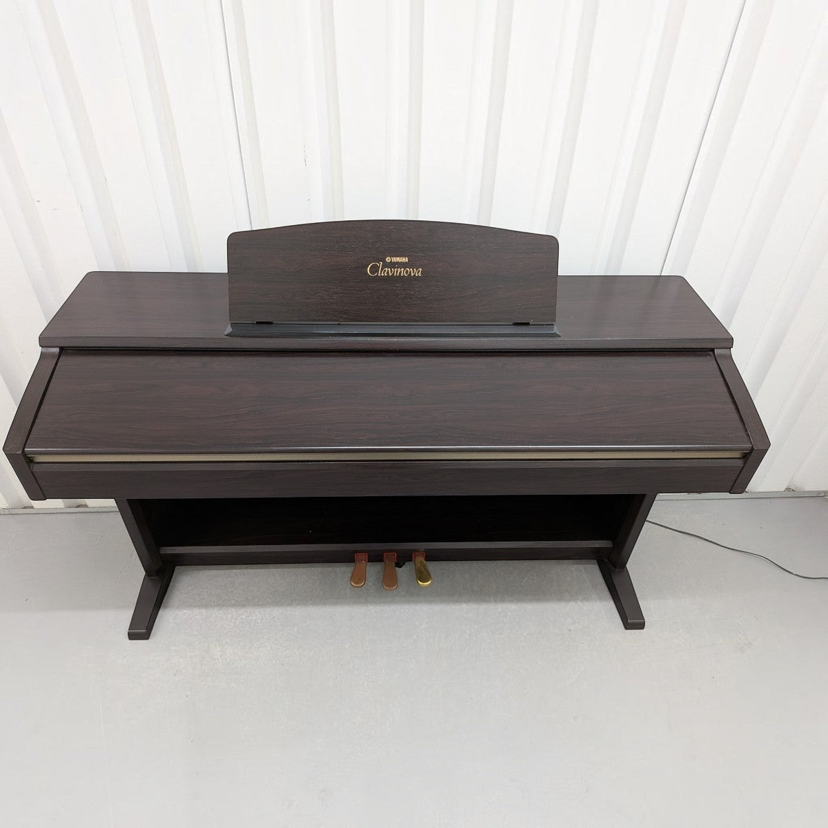 Đàn piano điện Yamaha YDP-223 màu nâu gỗ sang trọng tại TÂN NHẠC CỤ với thiết kế dáng tủ chắc chắn