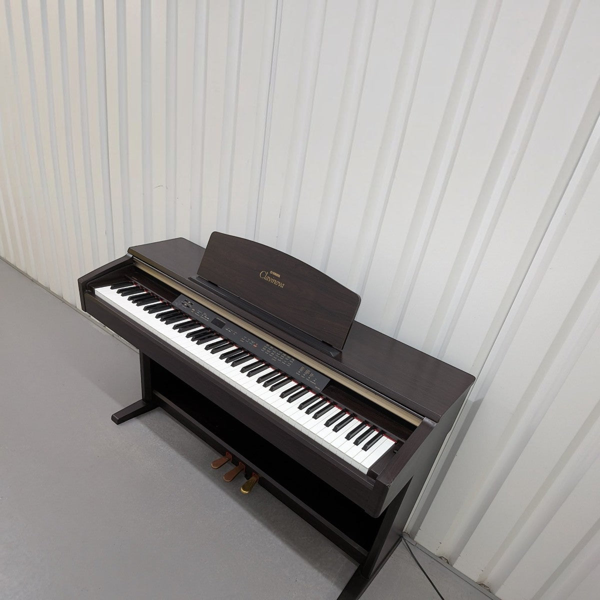 Đàn piano điện Yamaha YDP-223 màu nâu gỗ sang trọng tại TÂN NHẠC CỤ, thiết kế dáng tủ với 88 phím búa chắc chắn.